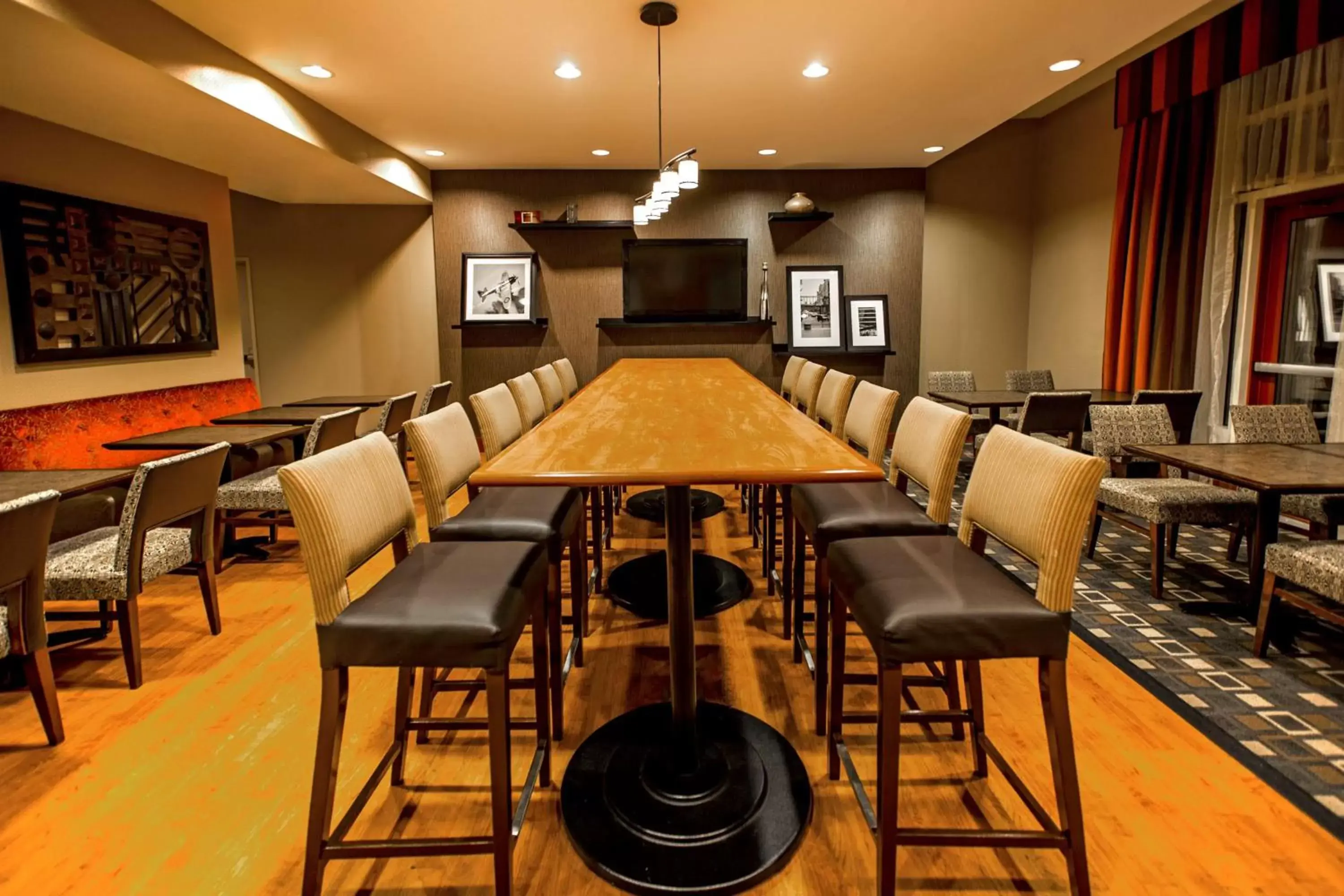 Dining area in Hampton Inn New York - LaGuardia Airport