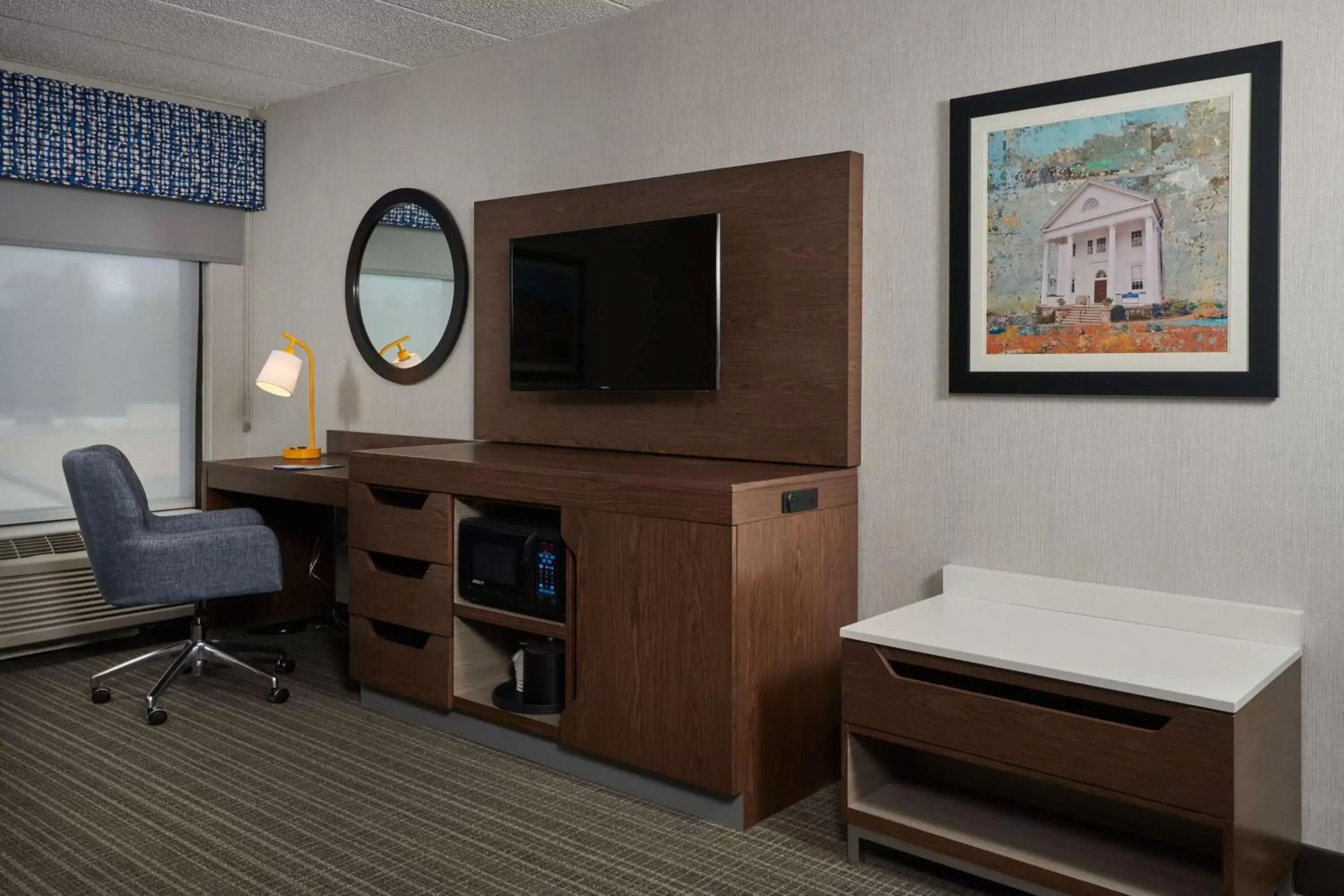 Bedroom, TV/Entertainment Center in Hampton Inn Fairfax City