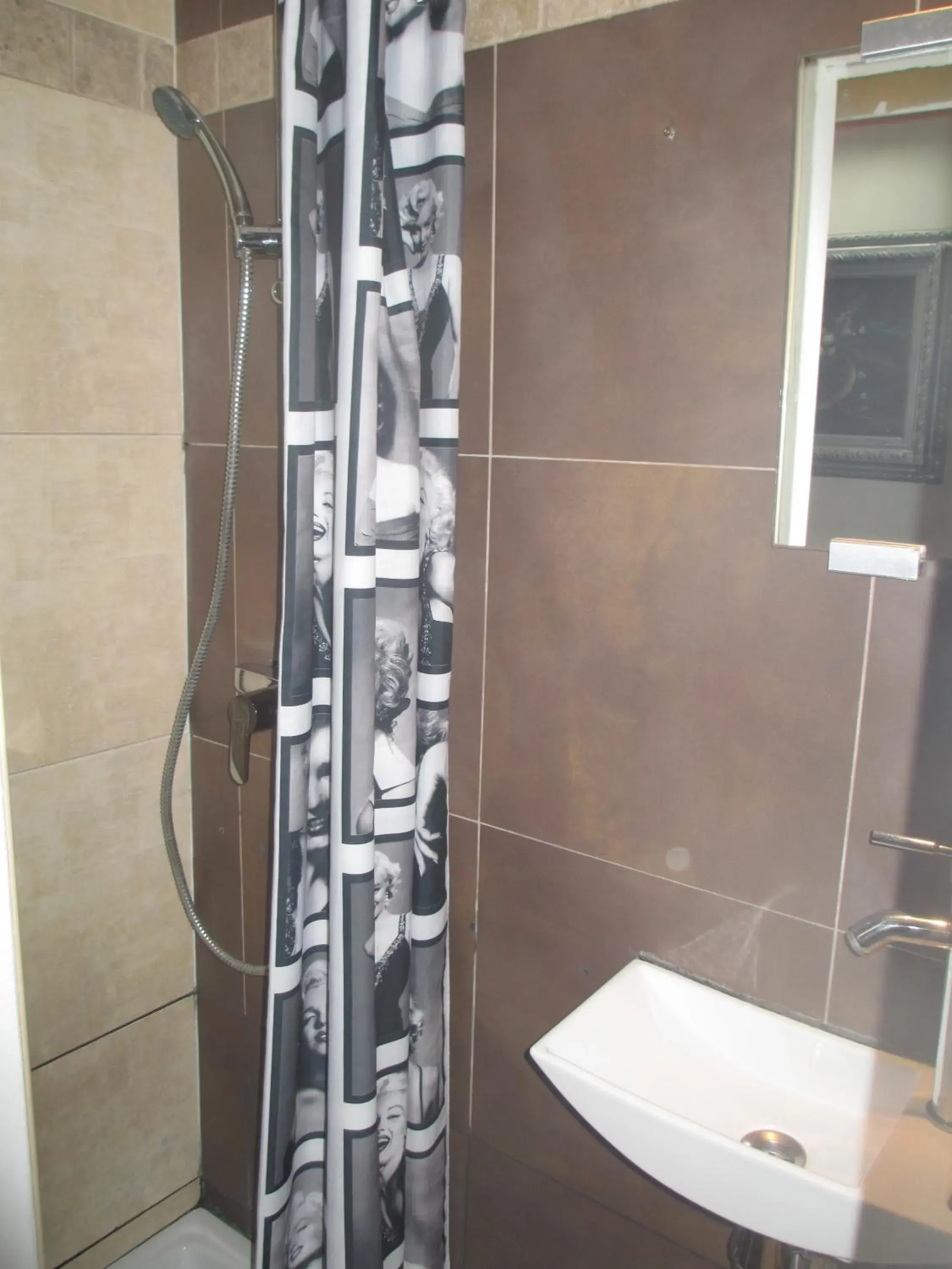 Shower, Bathroom in Camelia Prestige - Place de la Nation