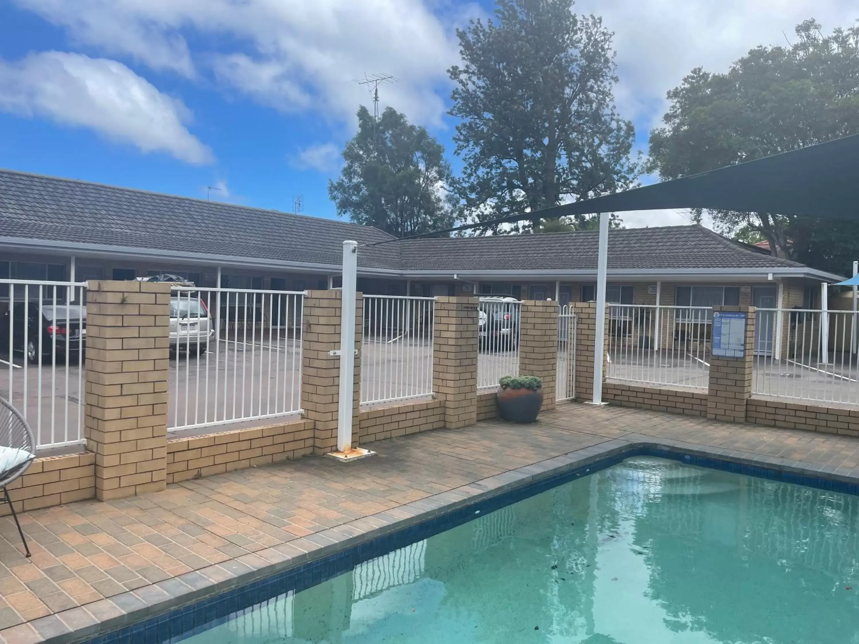 Swimming pool, Property Building in Blue Violet Motor Inn