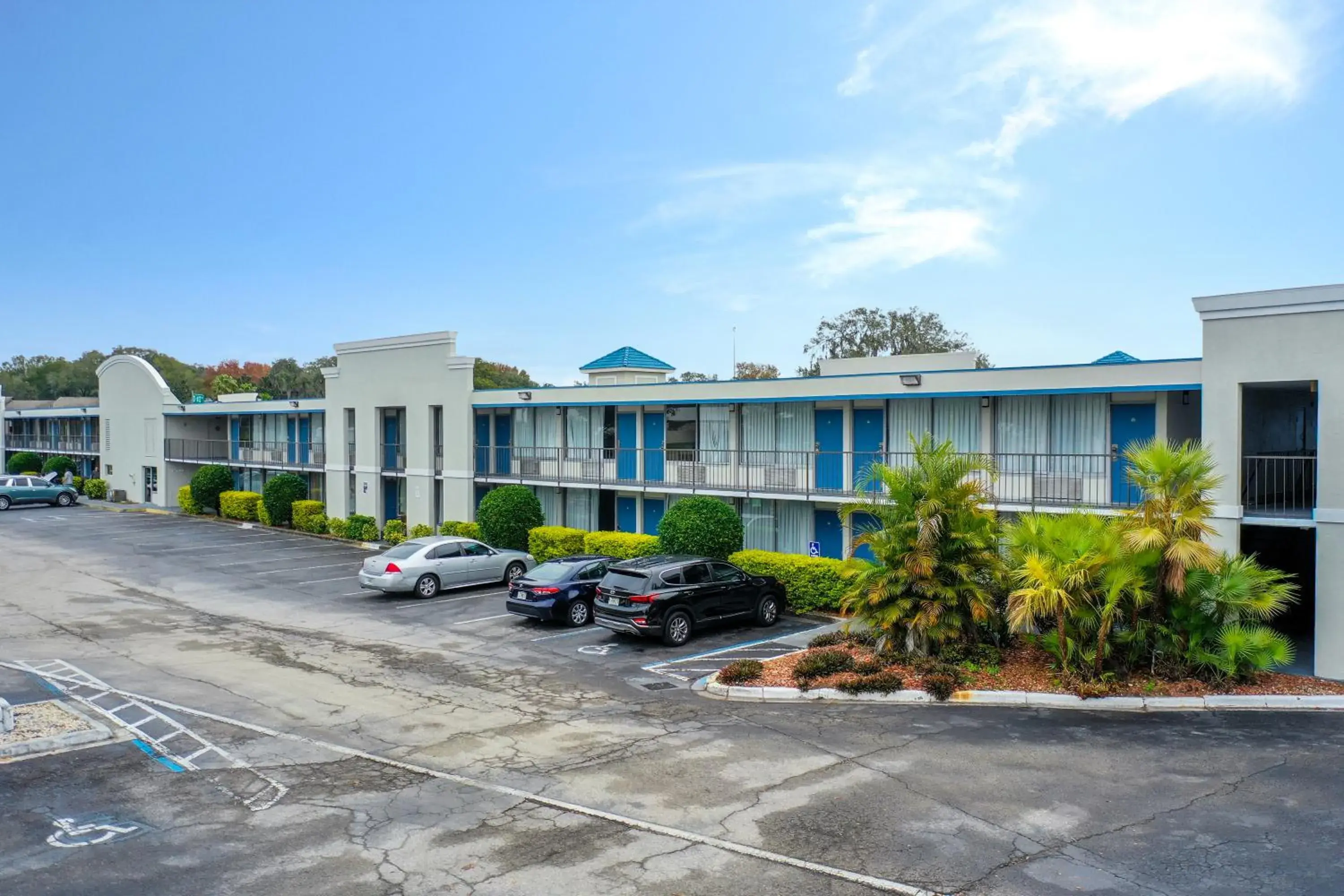 Parking, Property Building in Stayable Suites Lakeland
