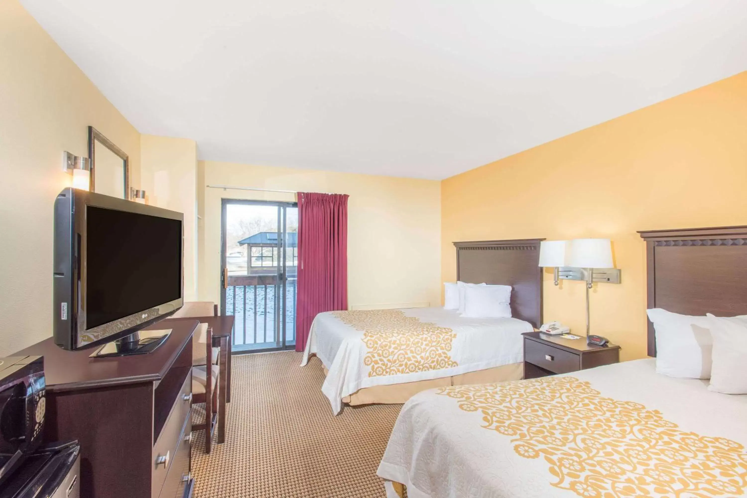 Photo of the whole room, TV/Entertainment Center in Days Inn by Wyndham Colchester Burlington Photo of the whole room, TV/Entertainment Center in Days Inn by Wyndham Colchester Burlington