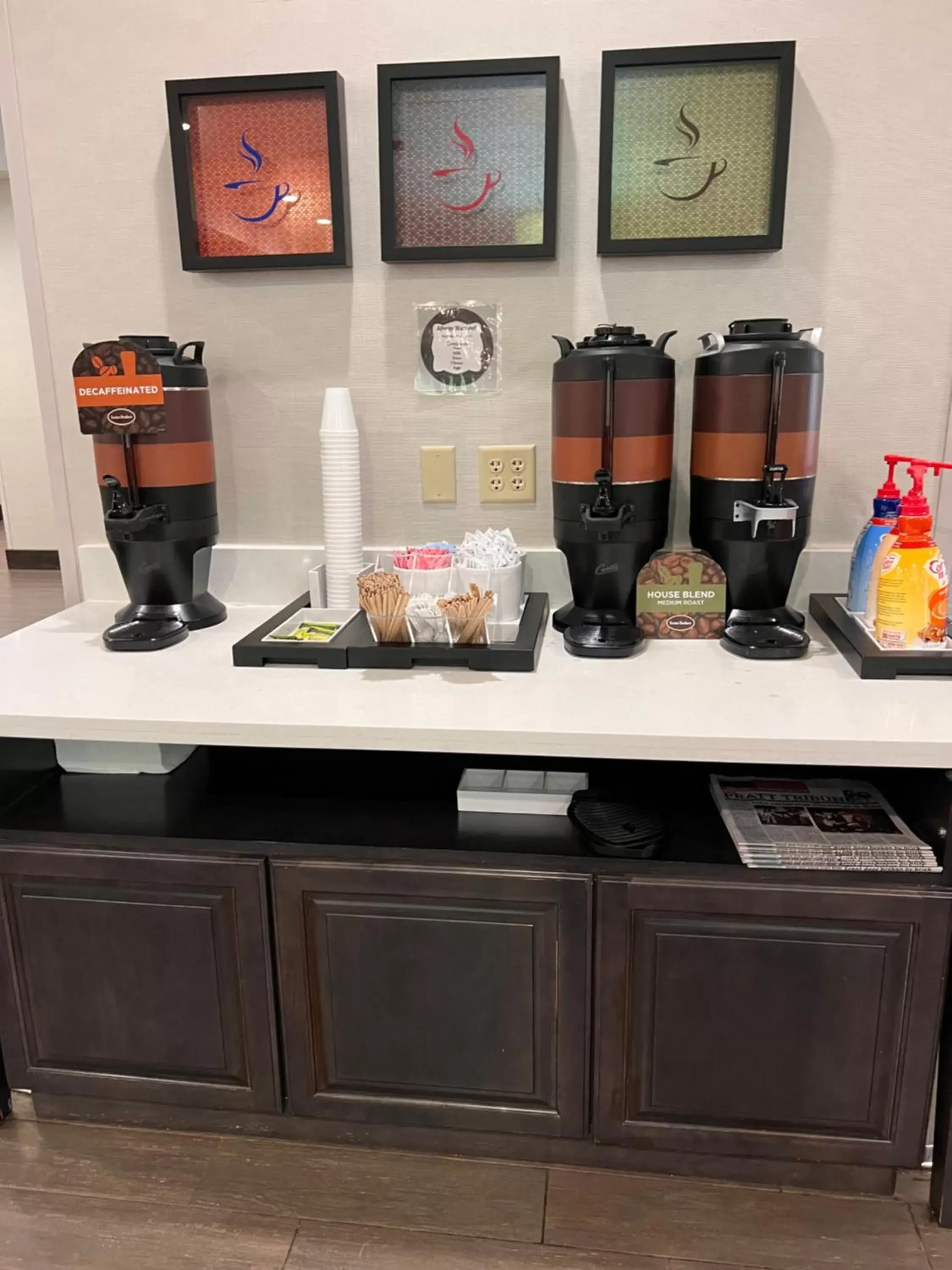 Coffee/tea facilities in Pratt Inn and Suites