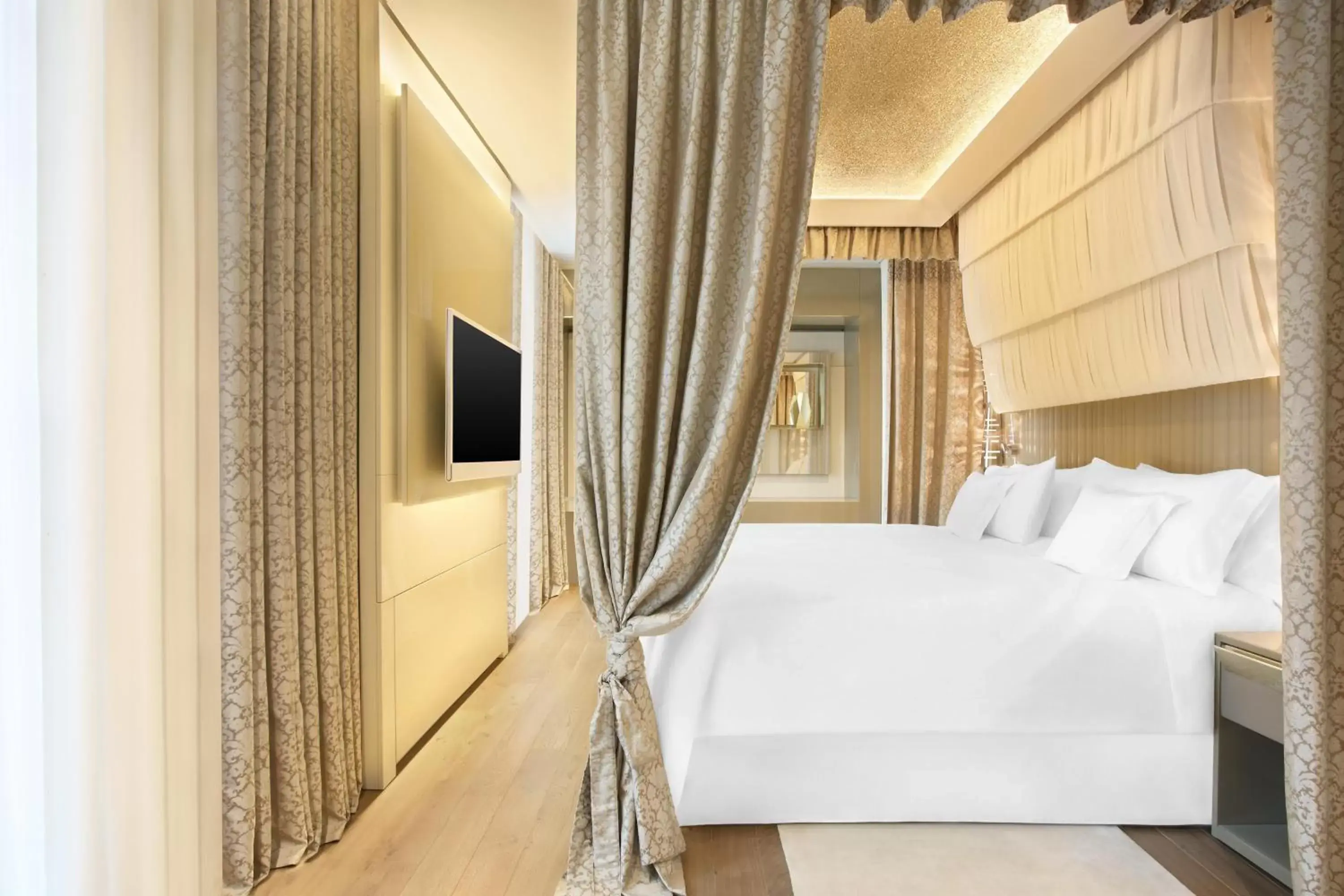 Bedroom, Bed in Excelsior Hotel Gallia, a Luxury Collection Hotel, Milan