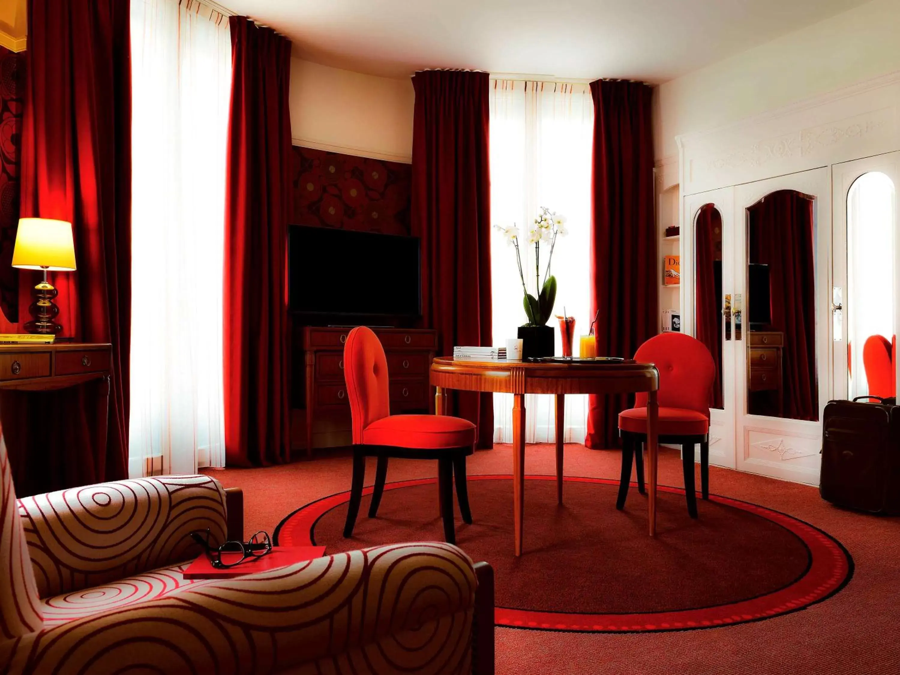 Photo of the whole room, Seating Area in Hotel Carlton Lyon - MGallery Hotel Collection