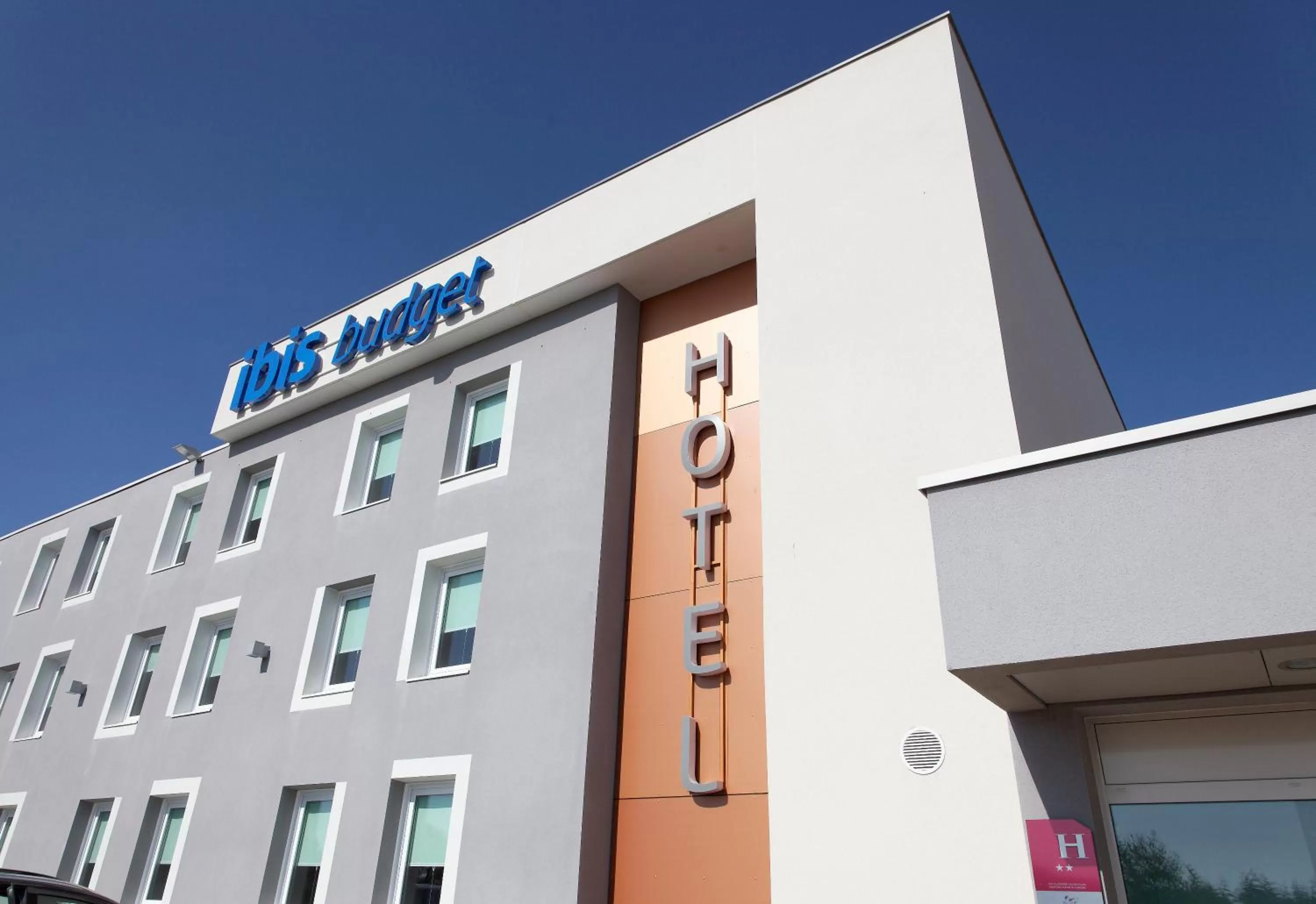 Facade/entrance in ibis budget Cherbourg - La Glacerie