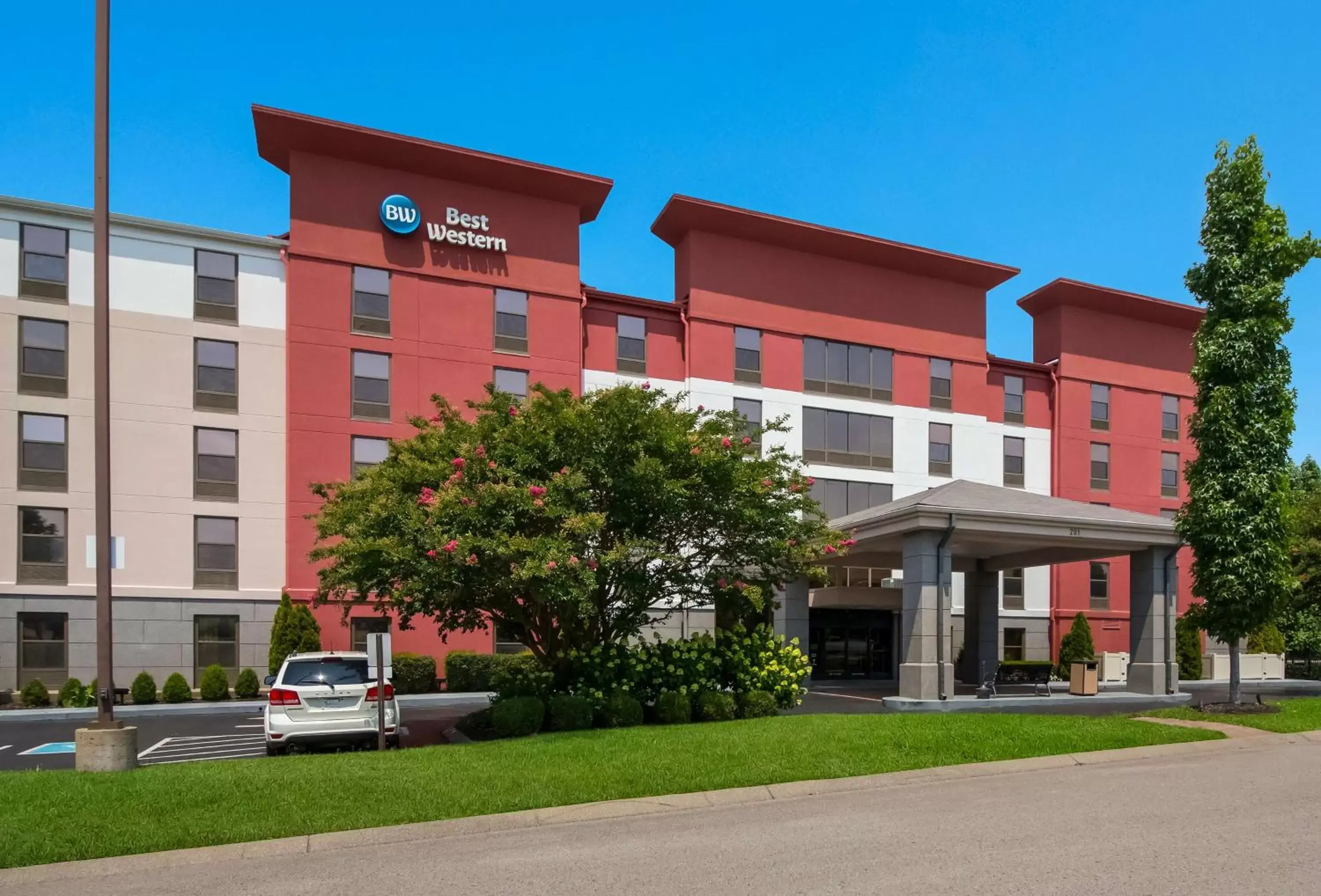 Property Building in Best Western Suites near Opryland