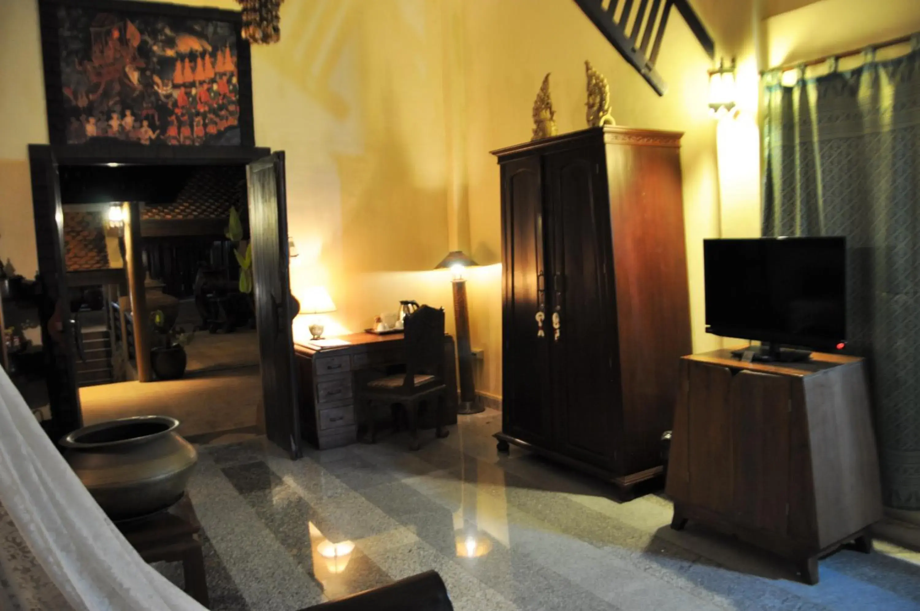 TV and multimedia, Seating Area in Ruean Thai Hotel