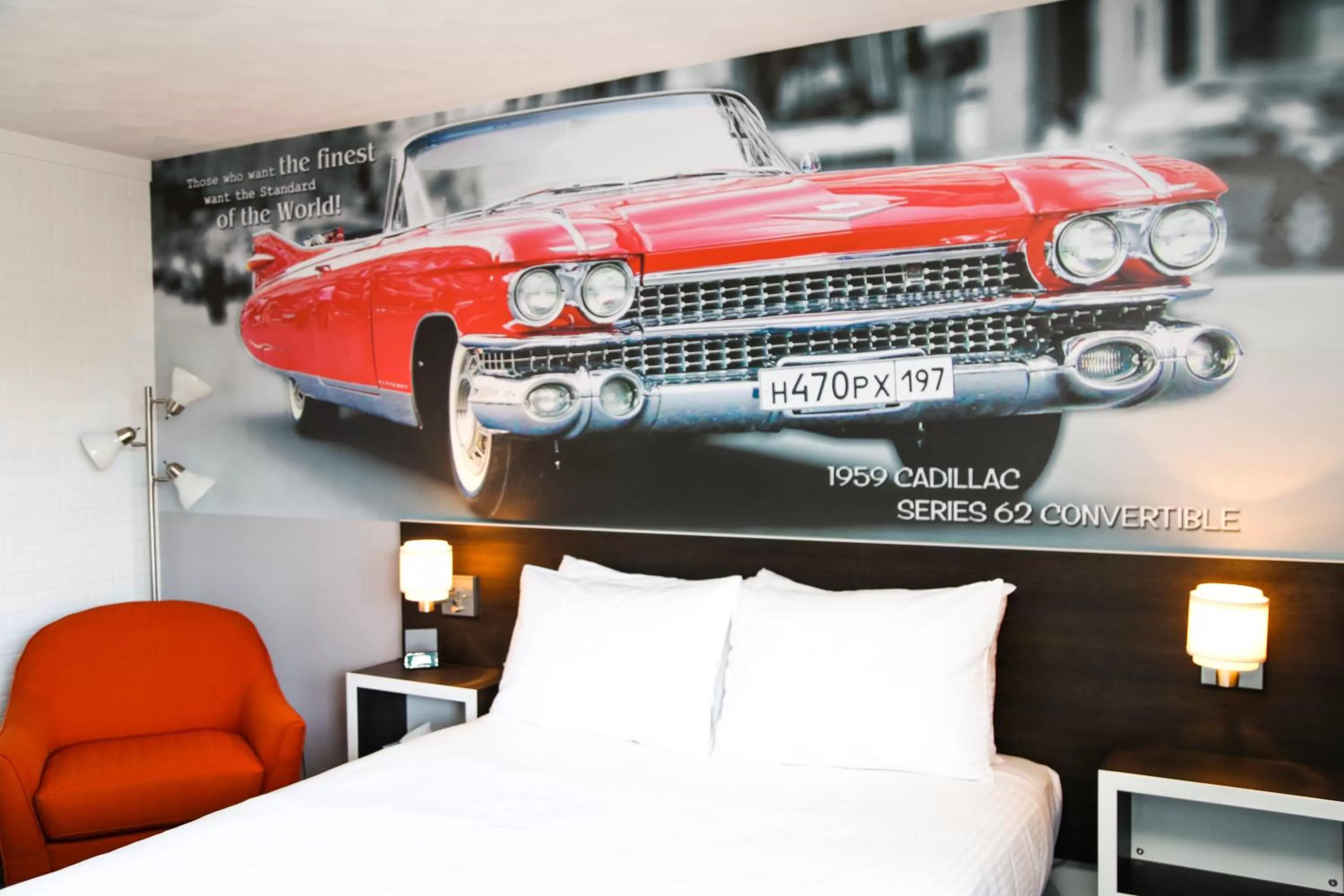 Bed in Cadillac Motel Niagara