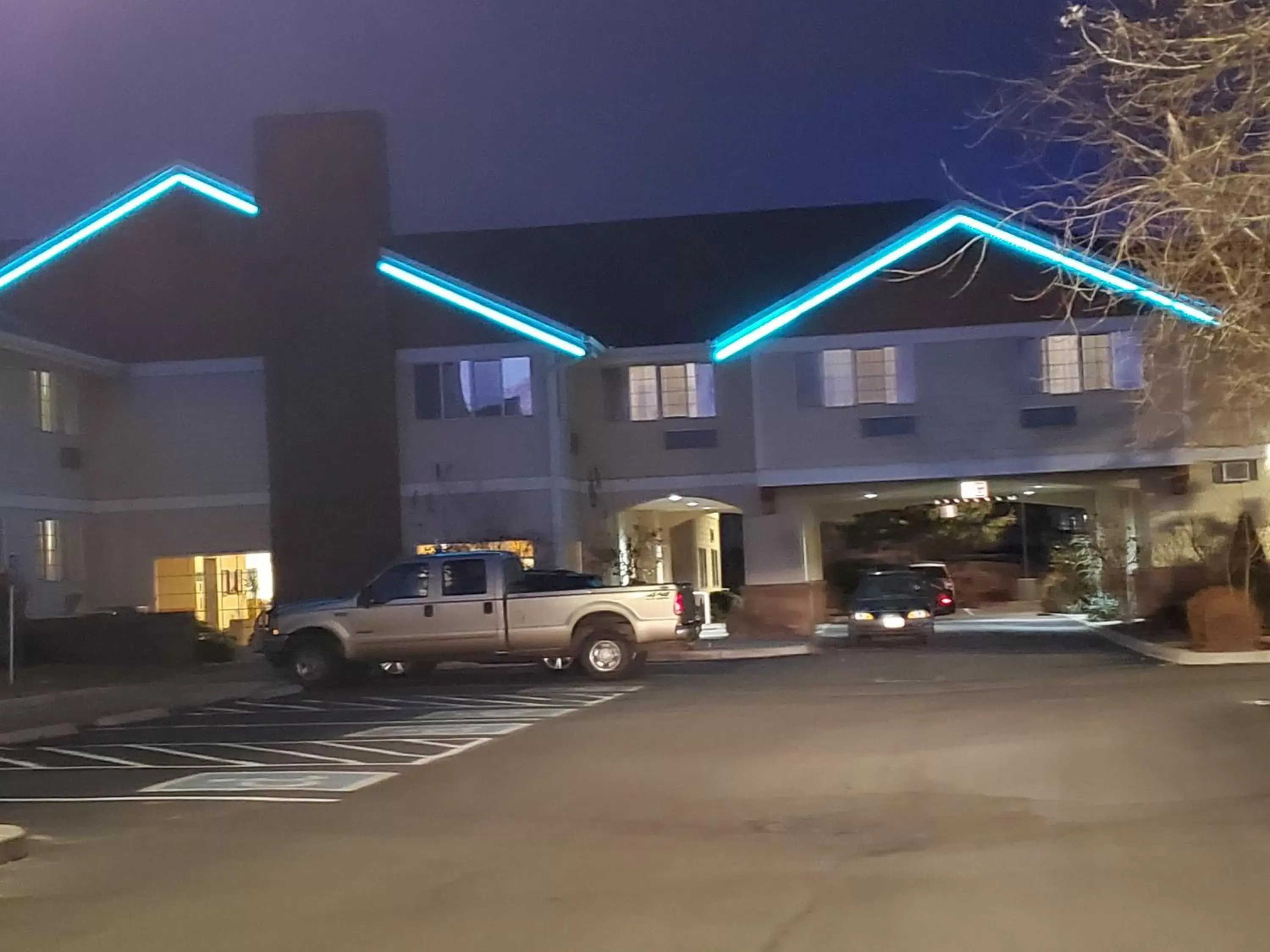 Property Building in Country Inn & Suites by Radisson, Bend, OR