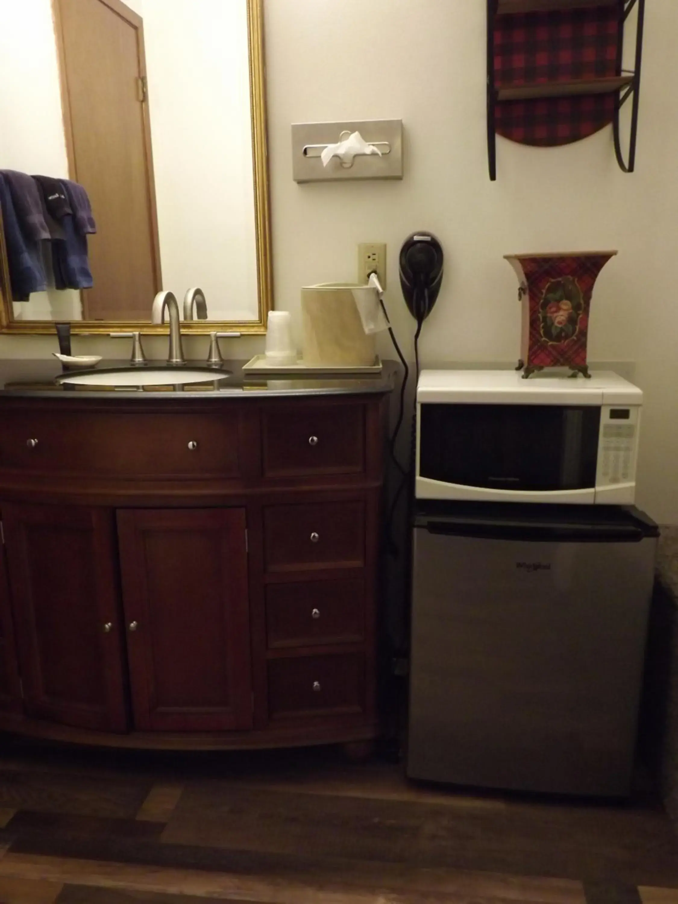minibar, Kitchen/Kitchenette in Crest Country Inn