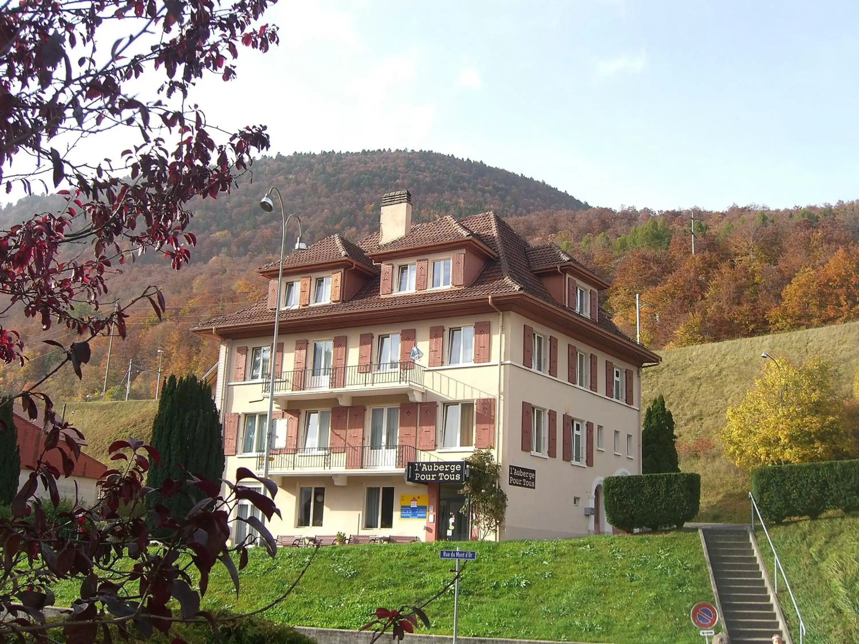 Property Building in Auberge Pour Tous