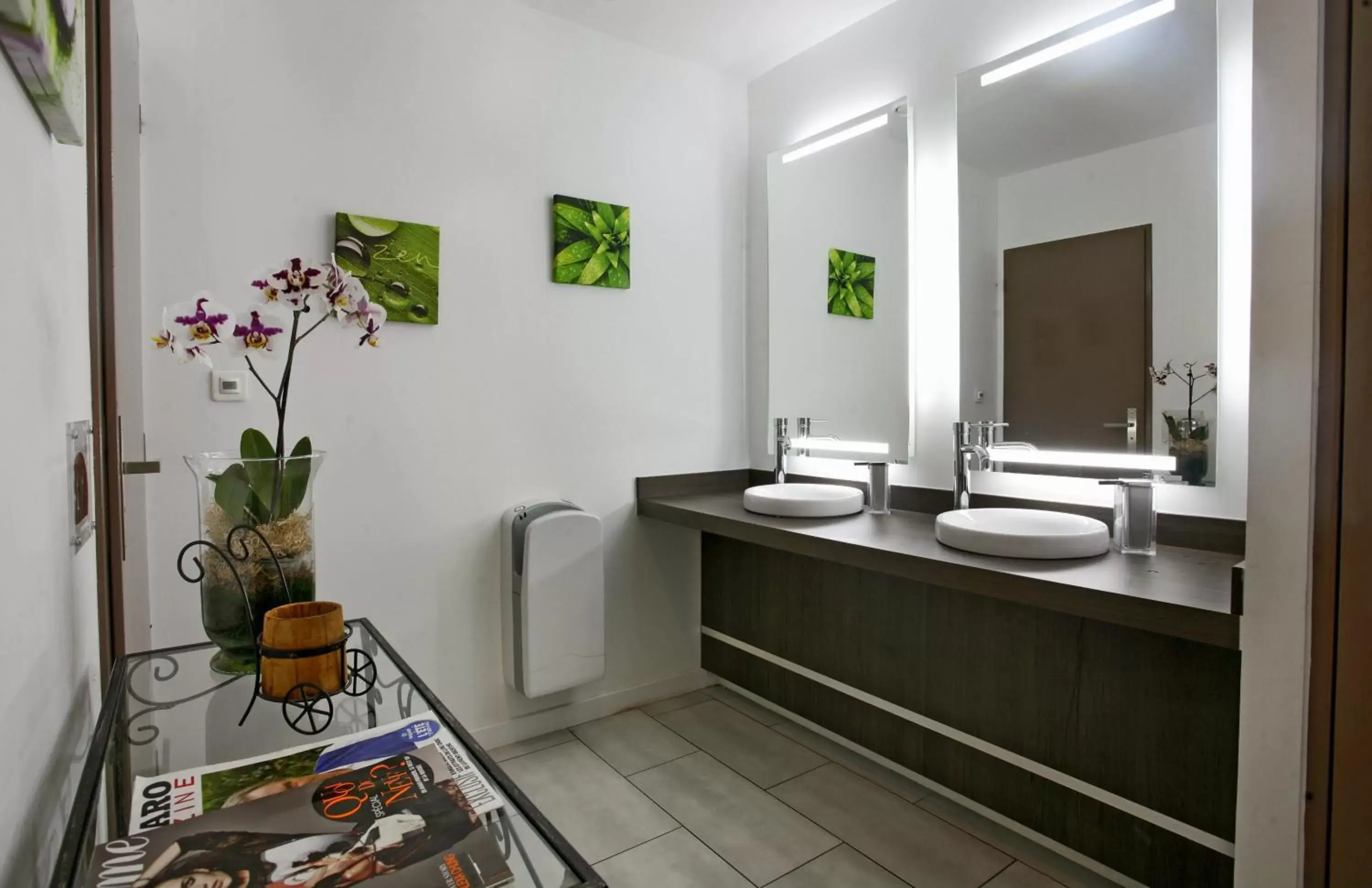 Bathroom in Kyriad Montpellier Aéroport - Gare Sud de France