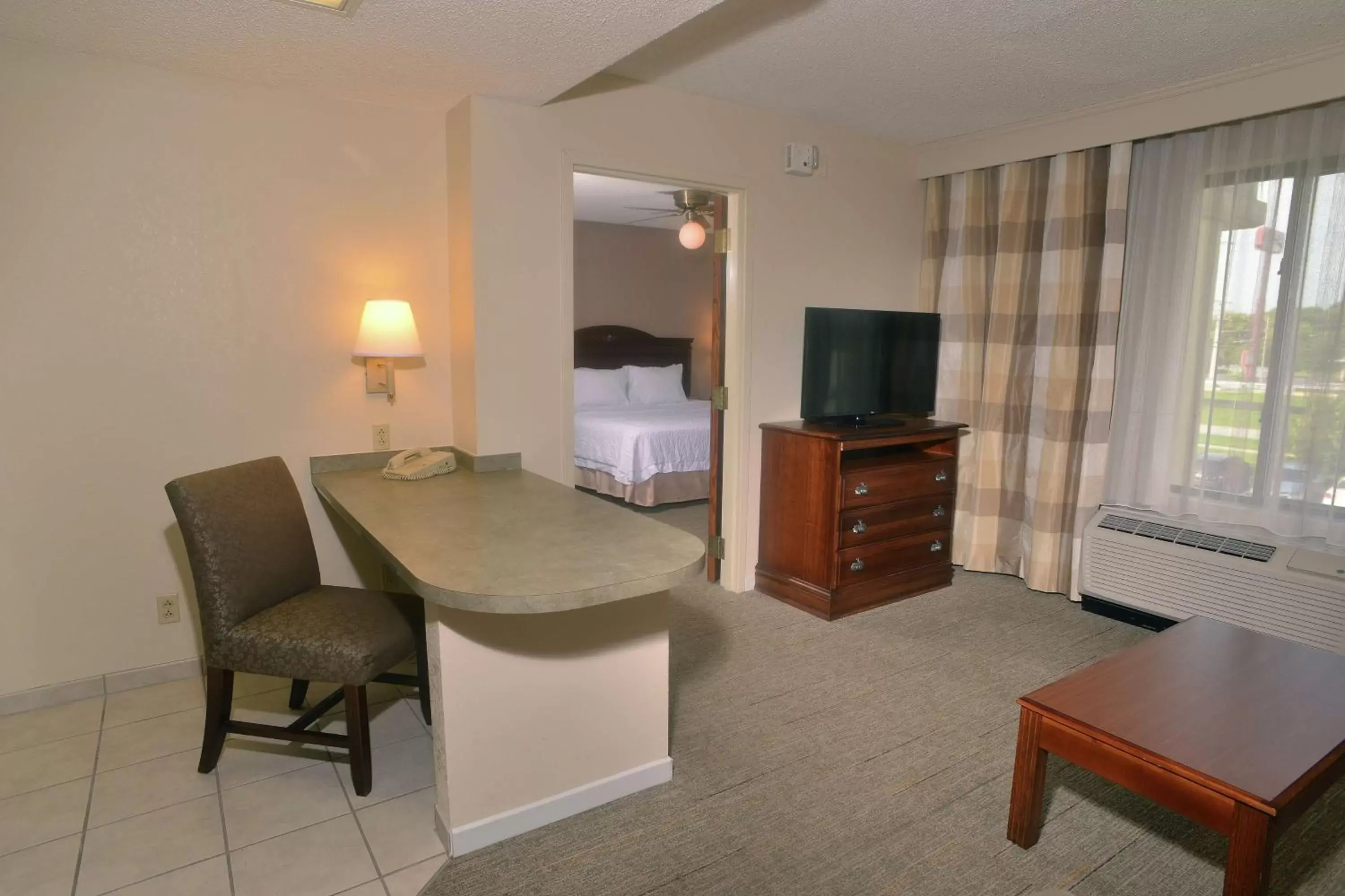 Bedroom, TV/Entertainment Center in Hampton Inn & Suites Springfield