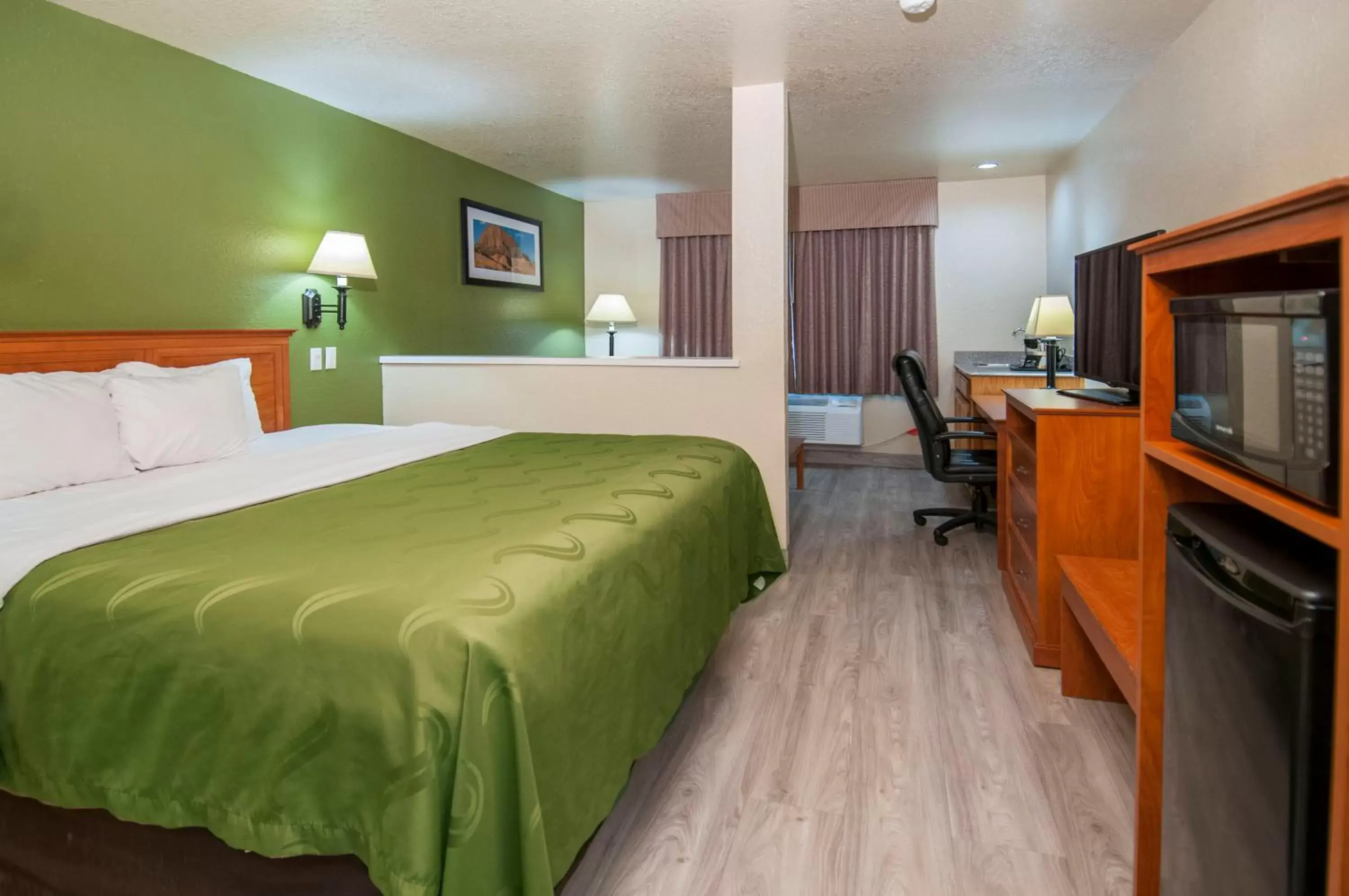 Bed in Quality Inn Alpine Bed in Quality Inn Alpine