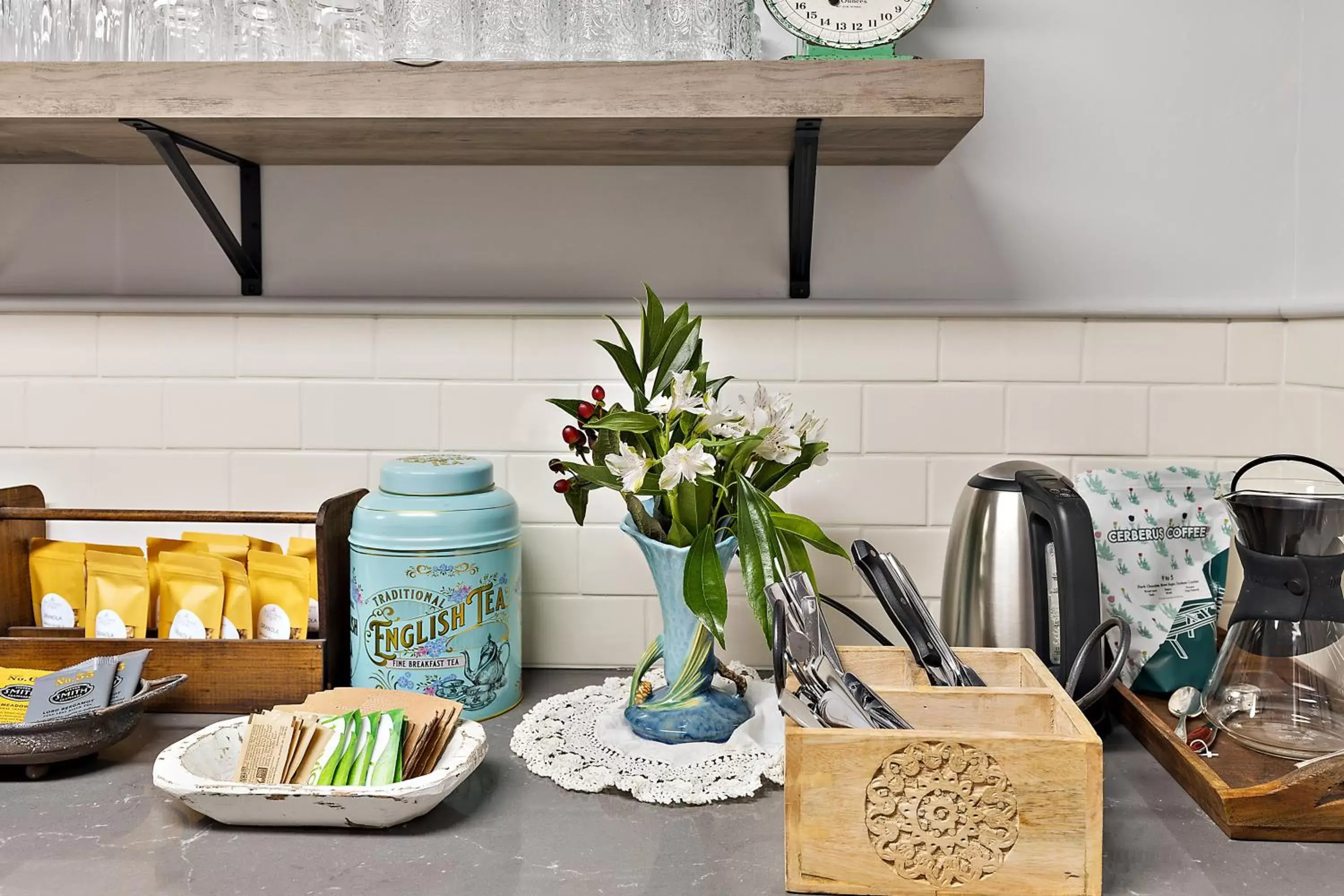 Breakfast, Kitchen/Kitchenette in McCully House Inn