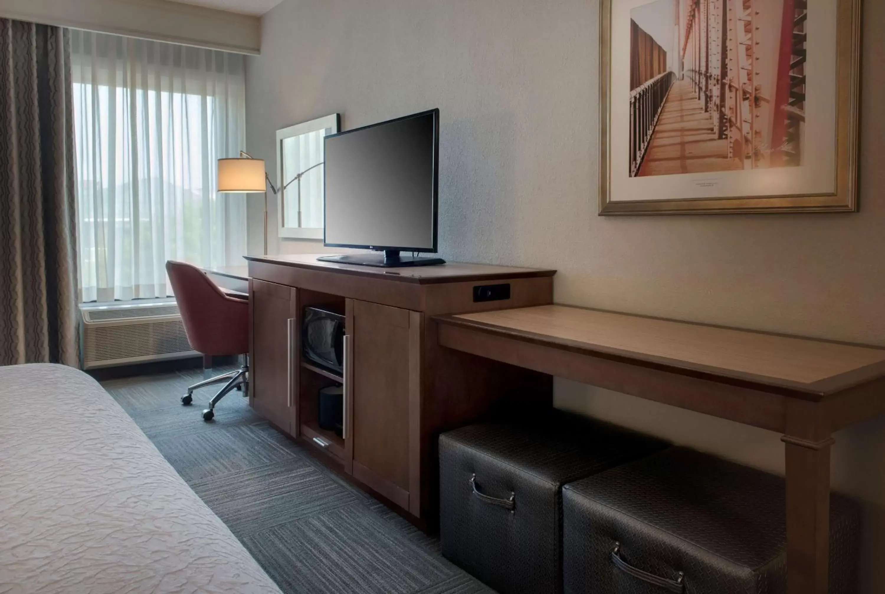 Bedroom, TV/Entertainment Center in Hampton Inn Middletown