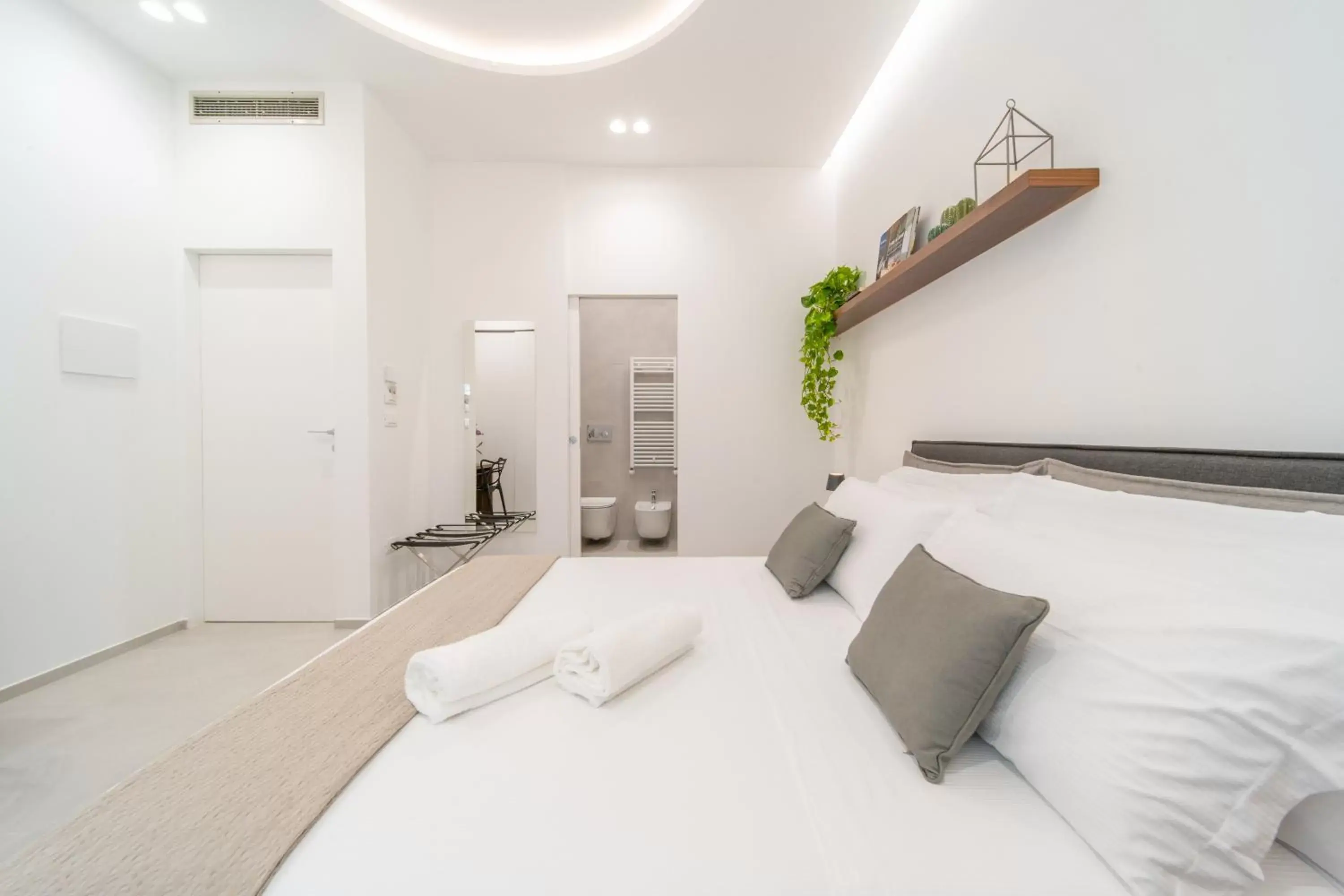 Bathroom, Bed in Daline Holiday Rooms