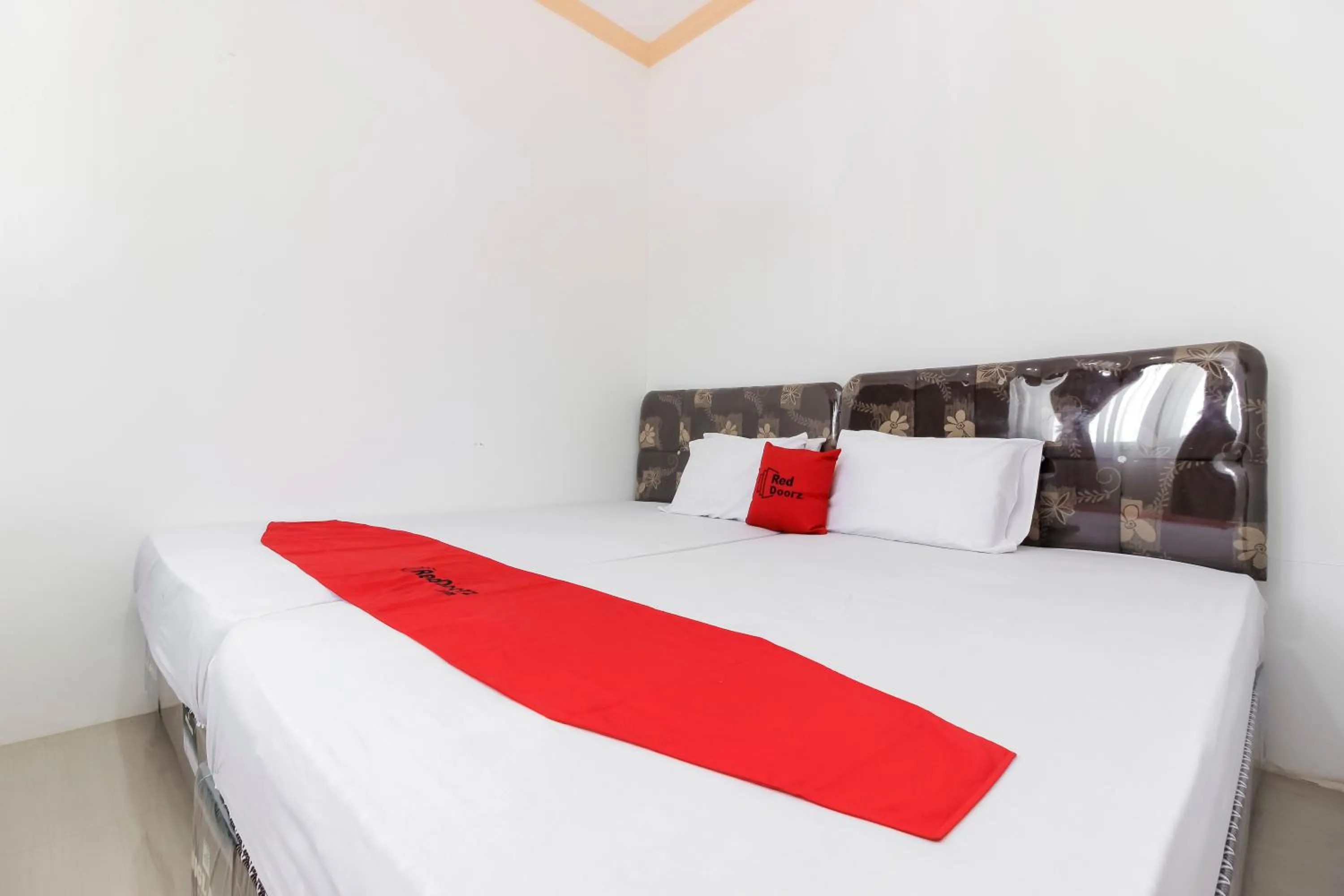Bedroom, Bed in RedDoorz near Sam Ratulangi Airport Manado