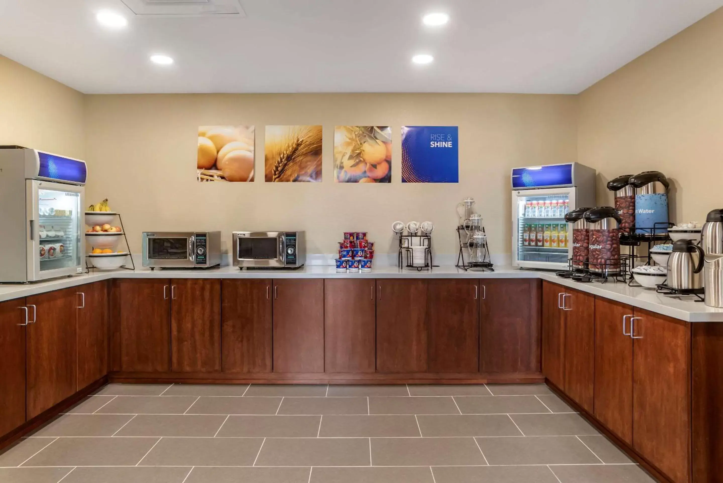 Restaurant/places to eat, Kitchen/Kitchenette in Comfort Inn & Suites