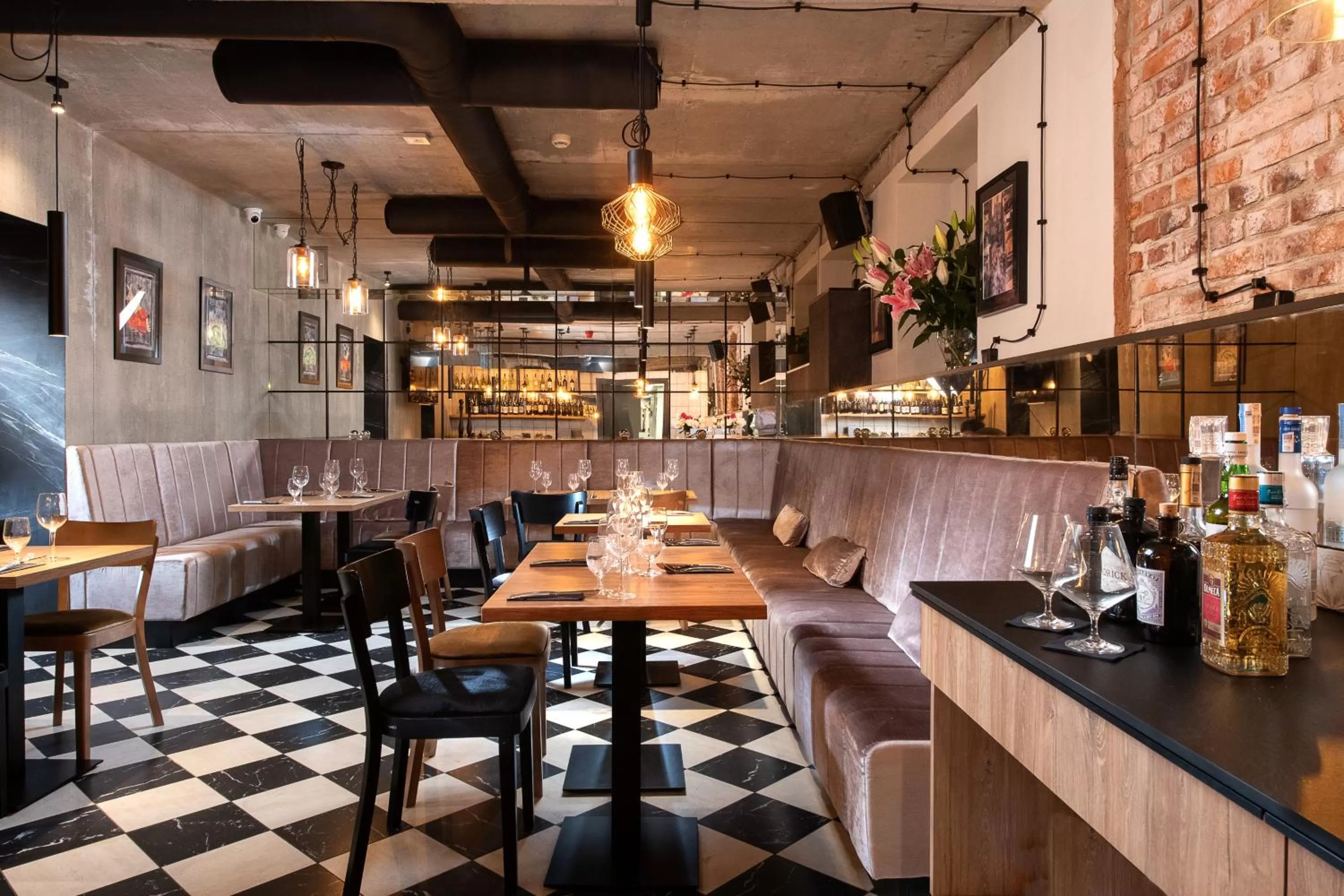 Restaurant/places to eat in Hotel M29