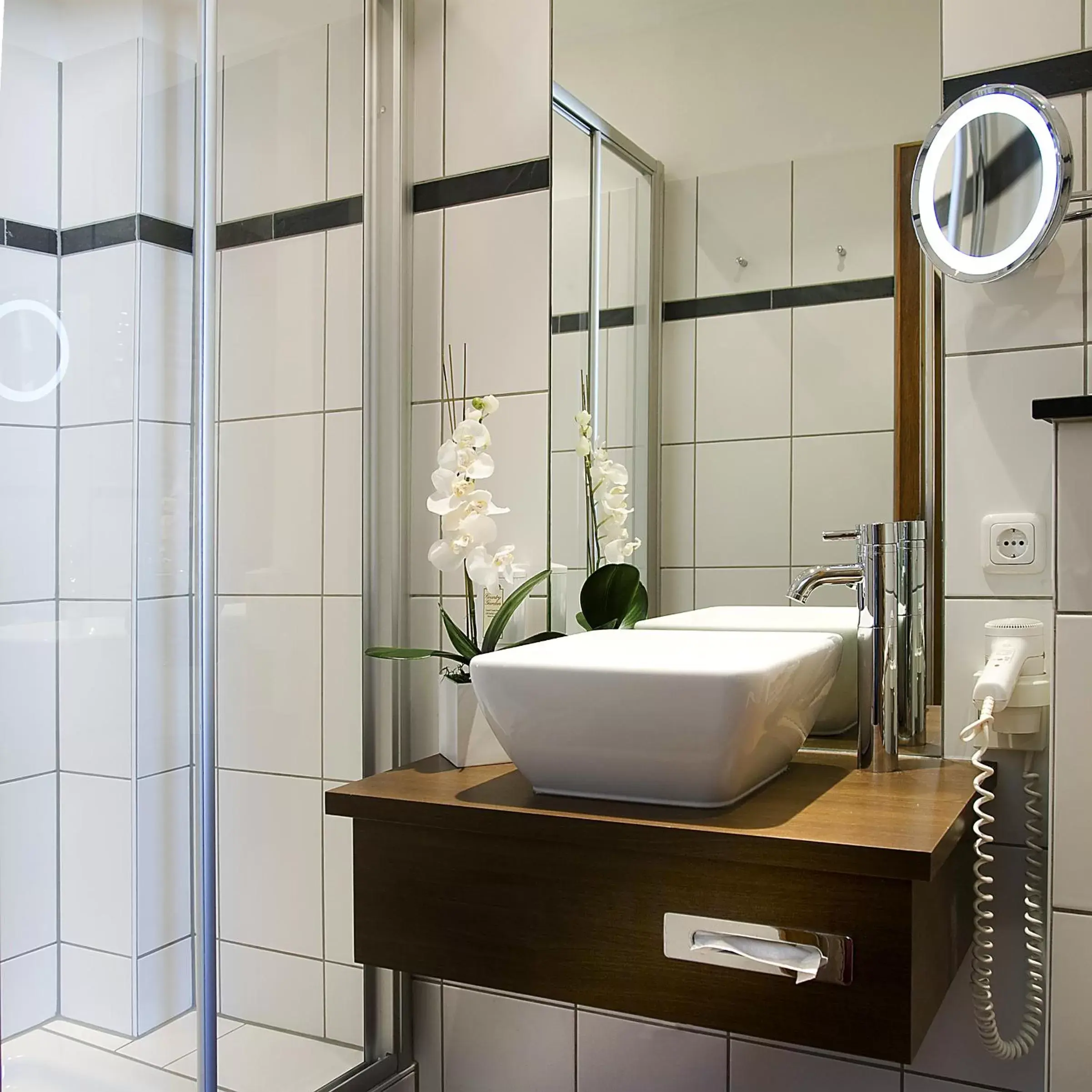 Shower, Bathroom in Boutique-Hotel Moseltor & Altstadt-Suiten