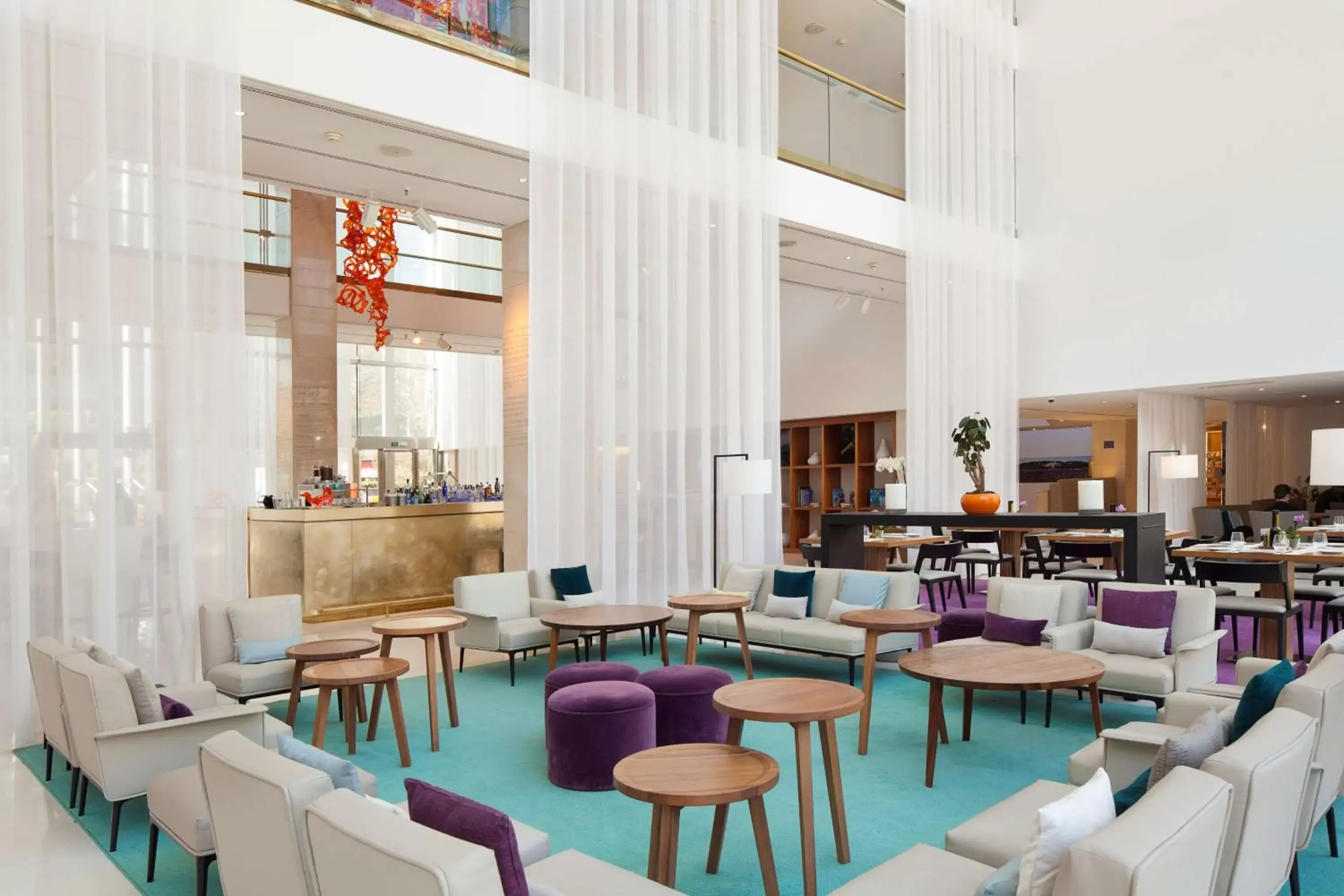 Lounge or bar, Restaurant/Places to Eat in Hilton Barcelona