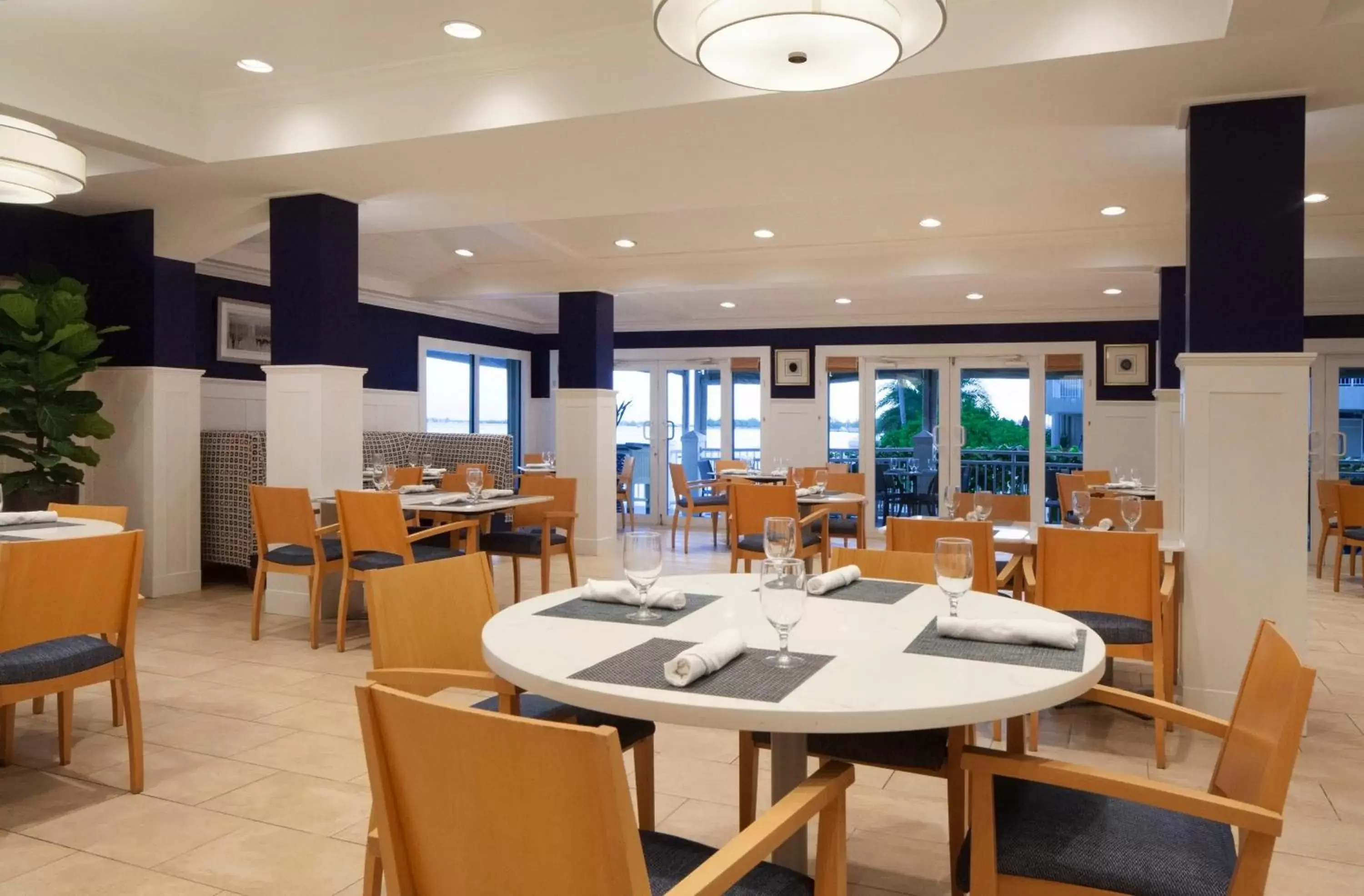 Restaurant/Places to Eat in Pier House Resort & Spa