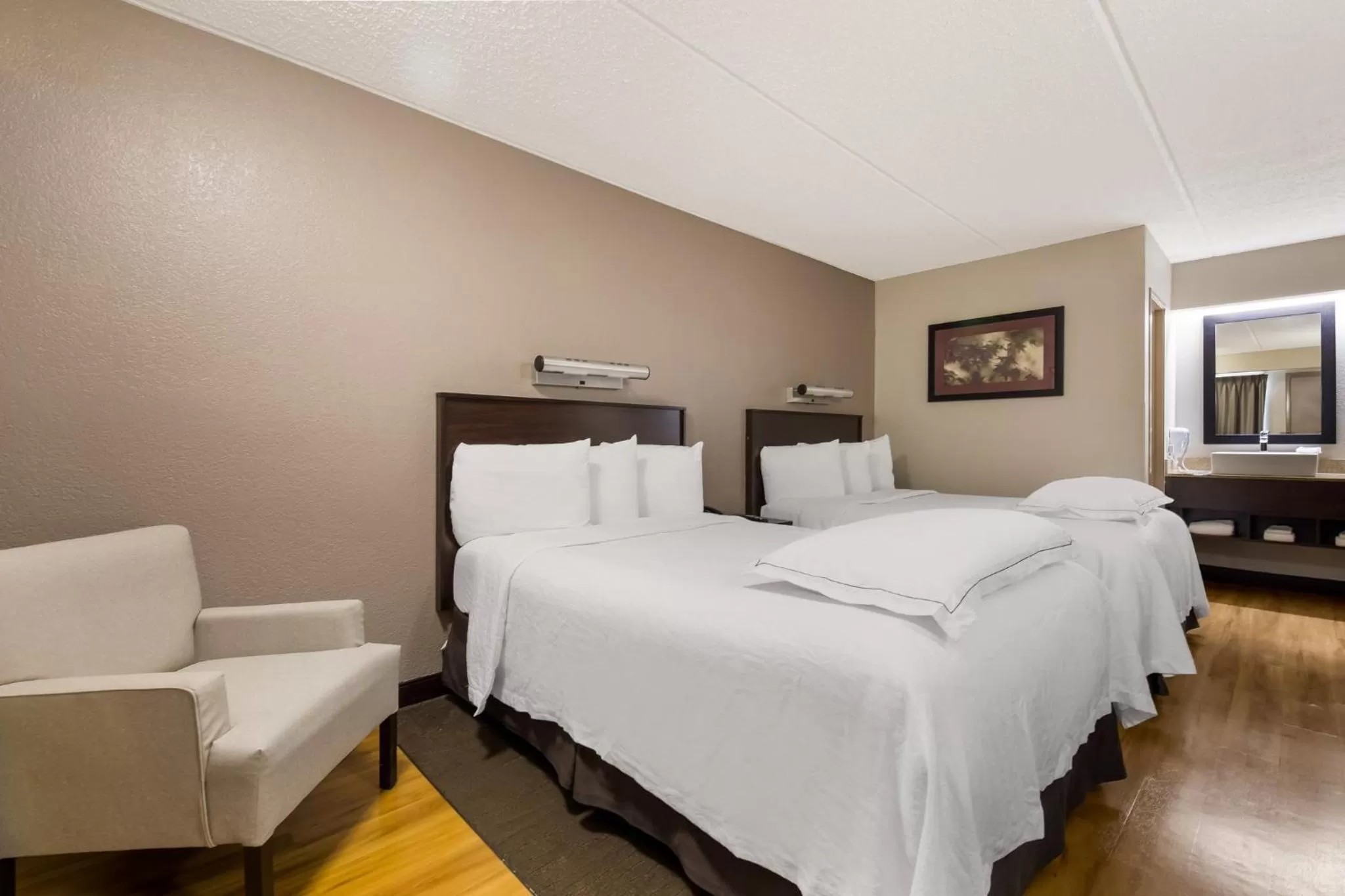 Photo of the whole room, Bed in Red Roof Inn PLUS+ Nashville Airport