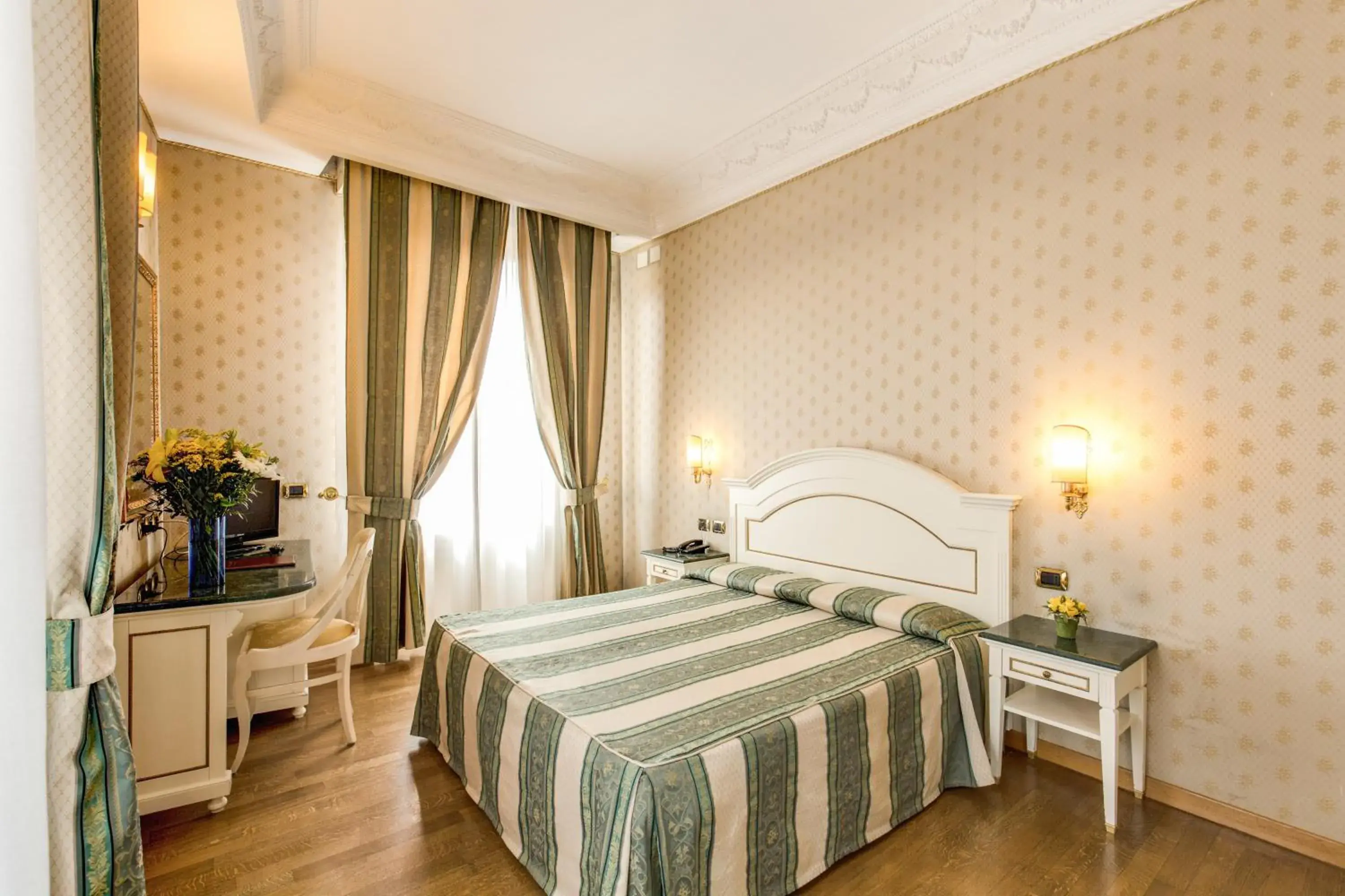 Decorative detail, Bed in Hotel La Lumiere Di Piazza Di Spagna
