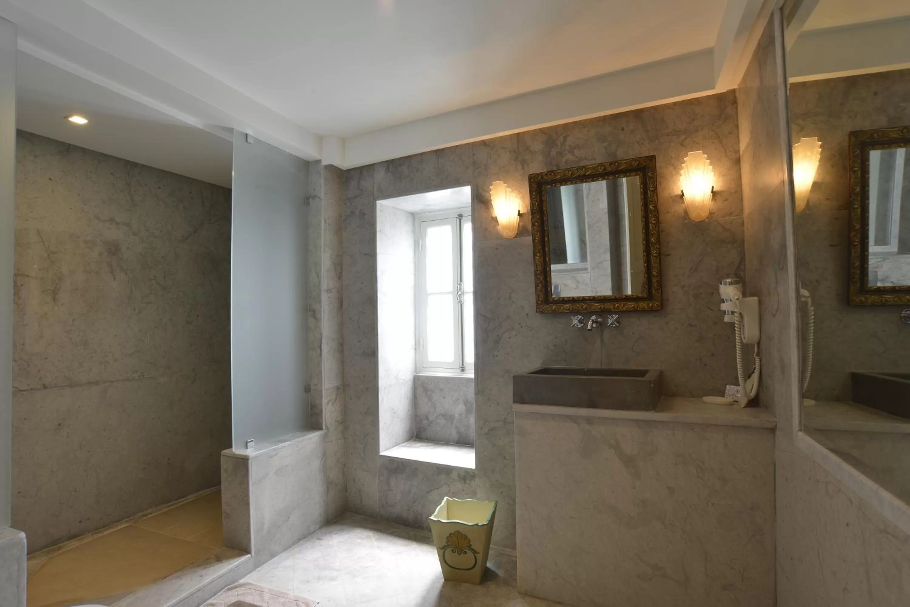 Shower in Palais Bayram