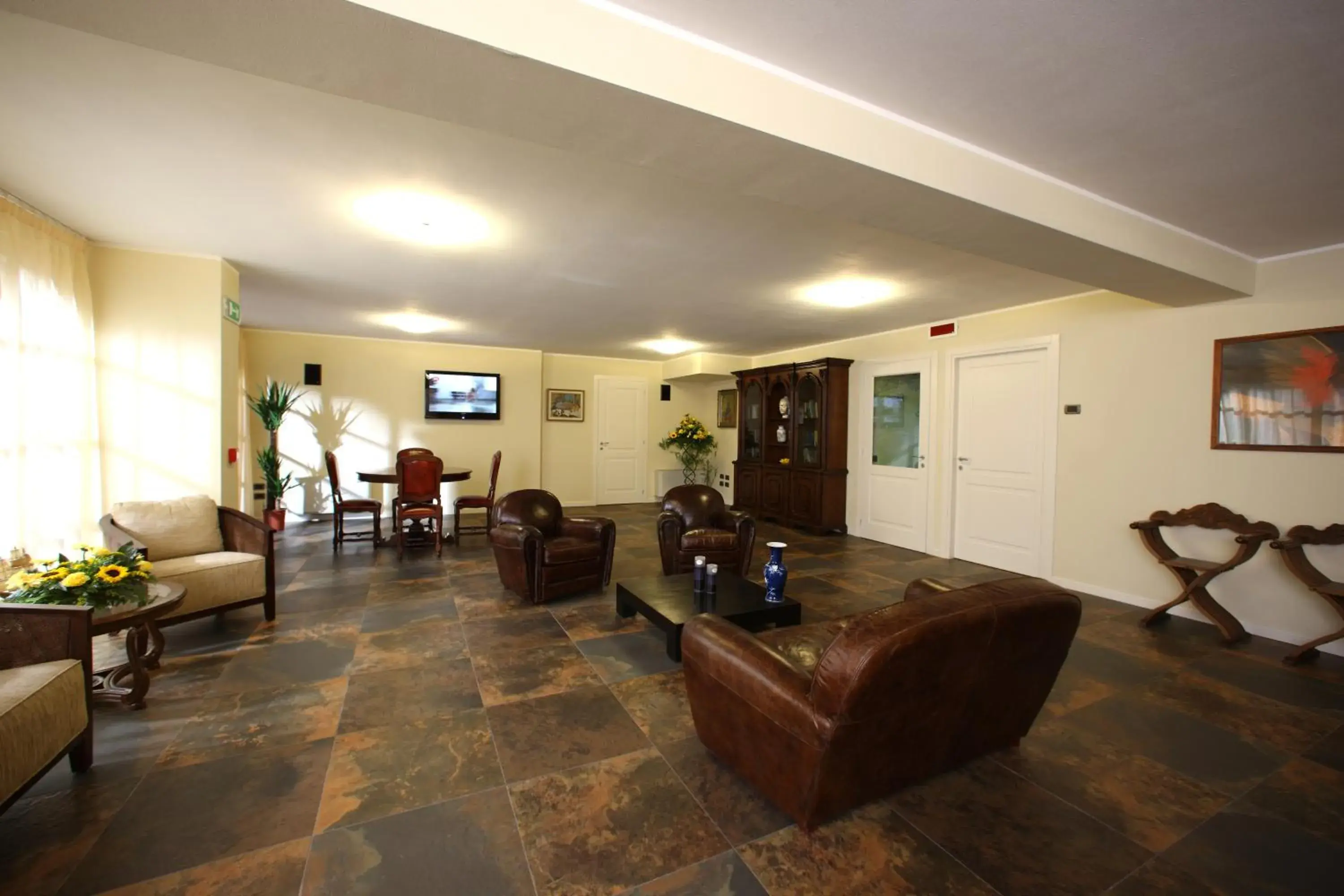 Communal lounge/ TV room, Lobby/Reception in T'ami Hotel Resort Spa