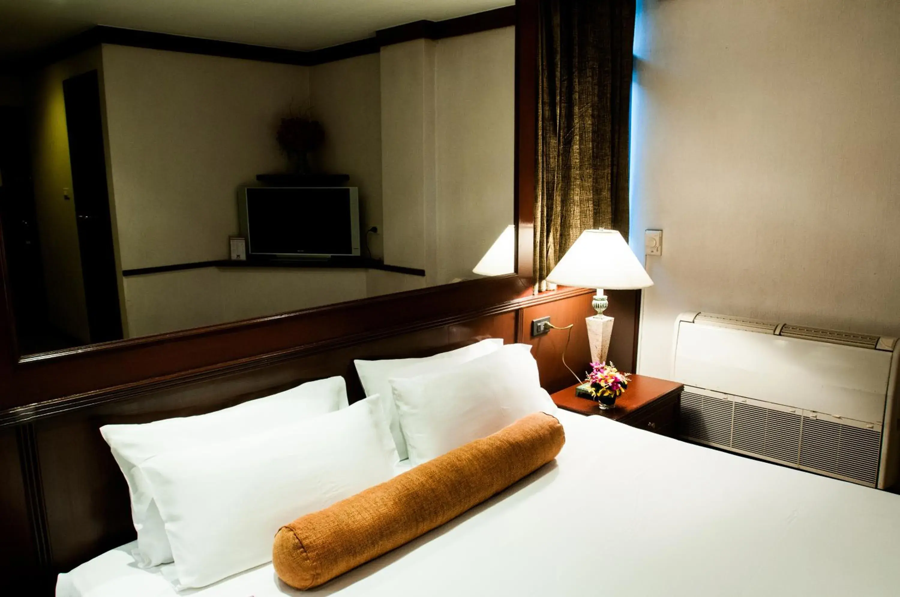 Photo of the whole room, Bed in City Lodge Bangkok