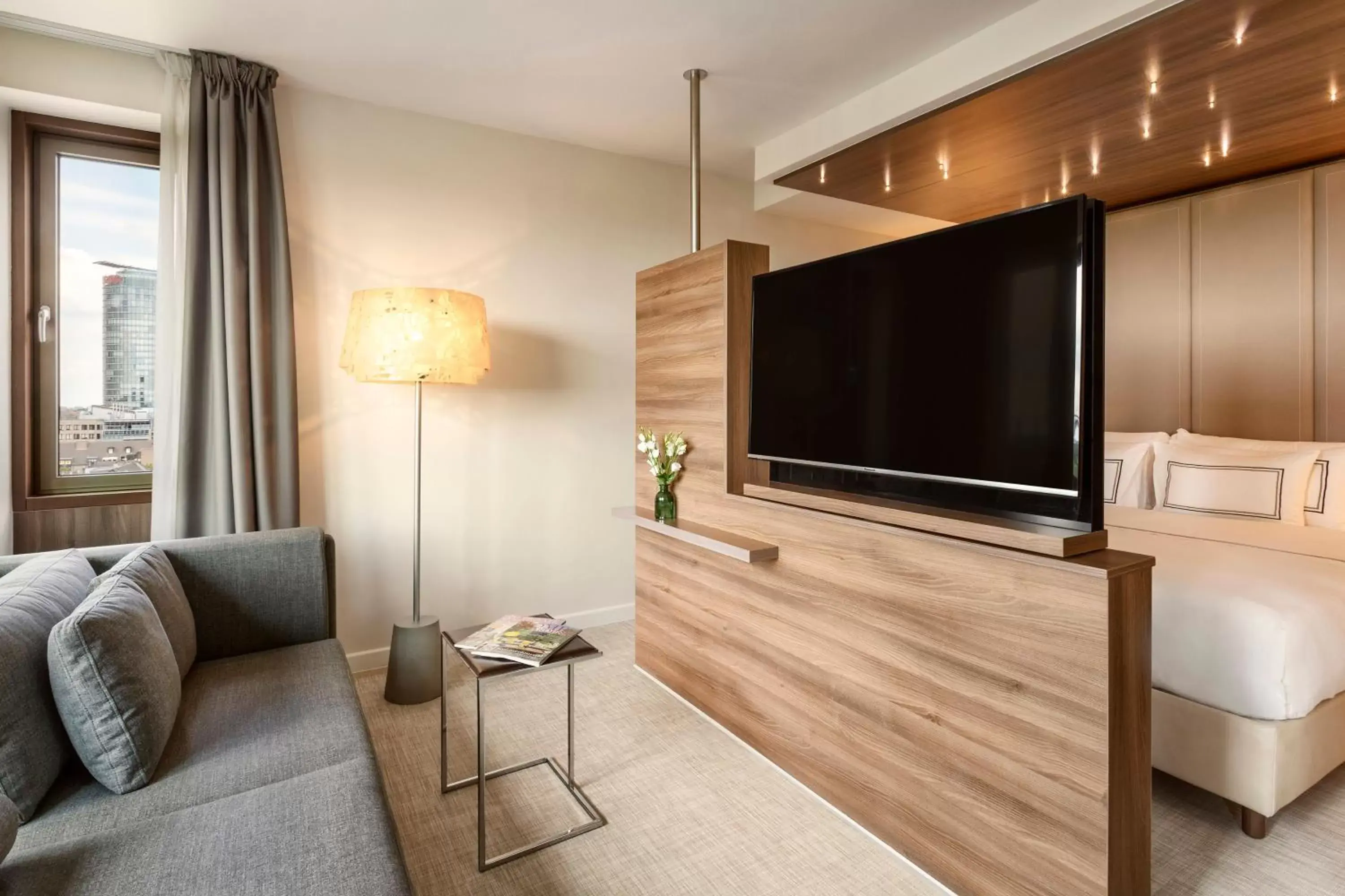 Bed, TV/Entertainment Center in Meliá Düsseldorf