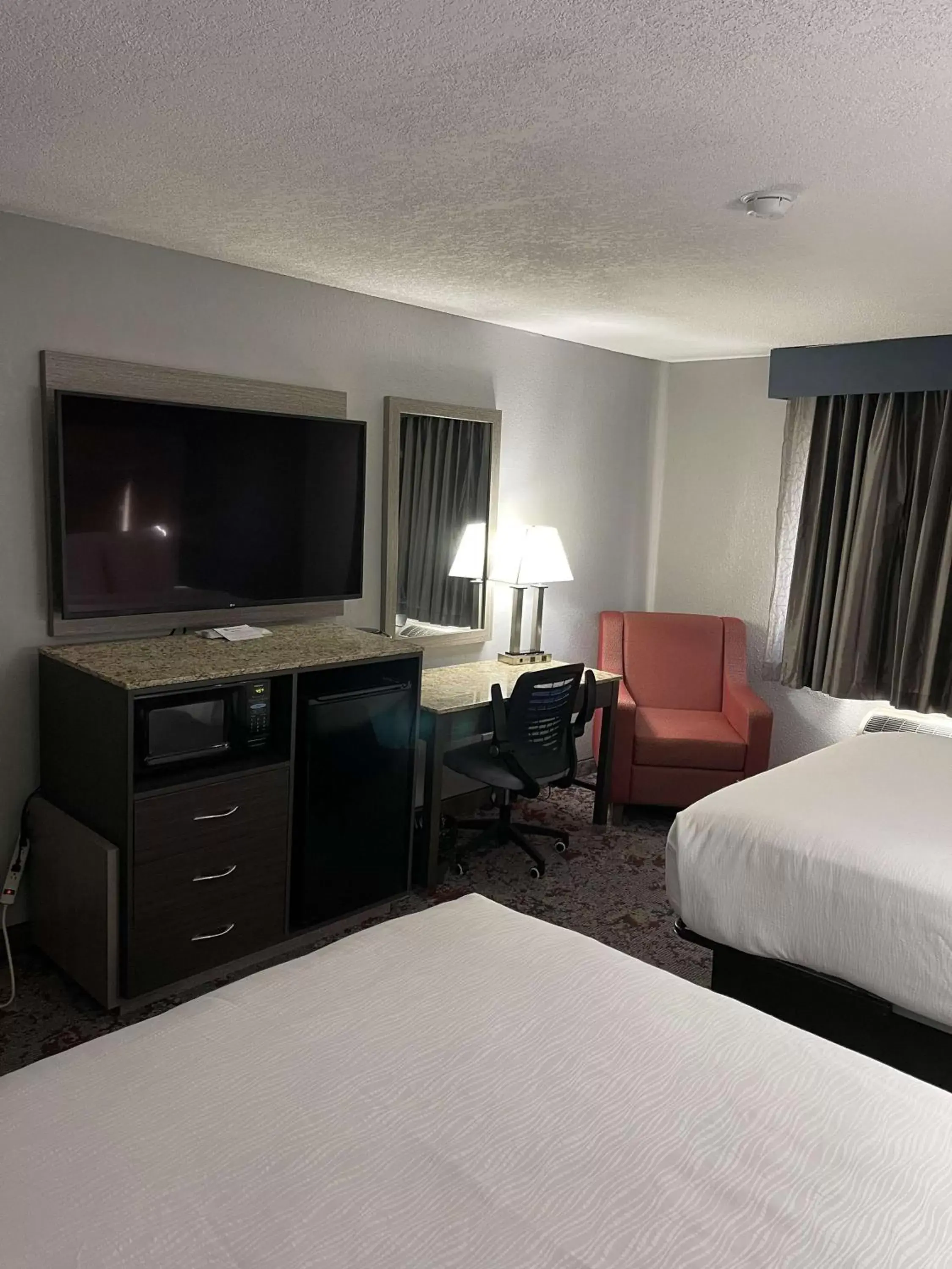 Bedroom, TV/Entertainment Center in Best Western Kokomo Hotel