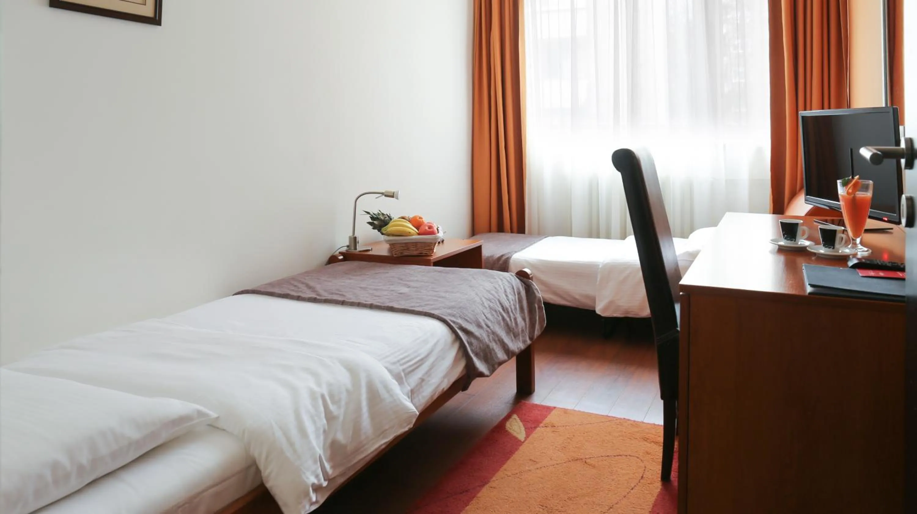 Bed in Hotel Srbija-FREE PARKING