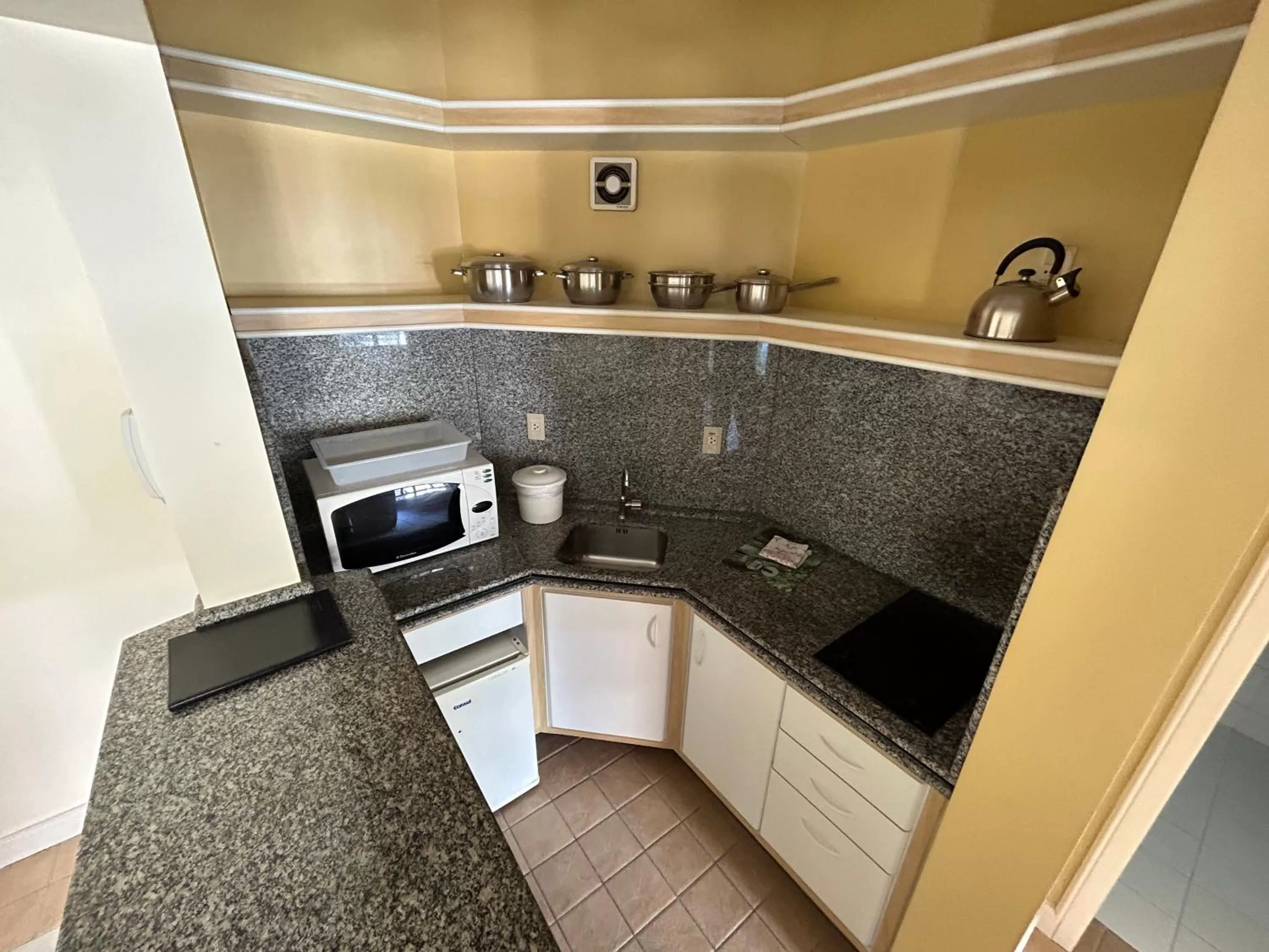 Kitchen or kitchenette in Golfinhos Apart Hotel