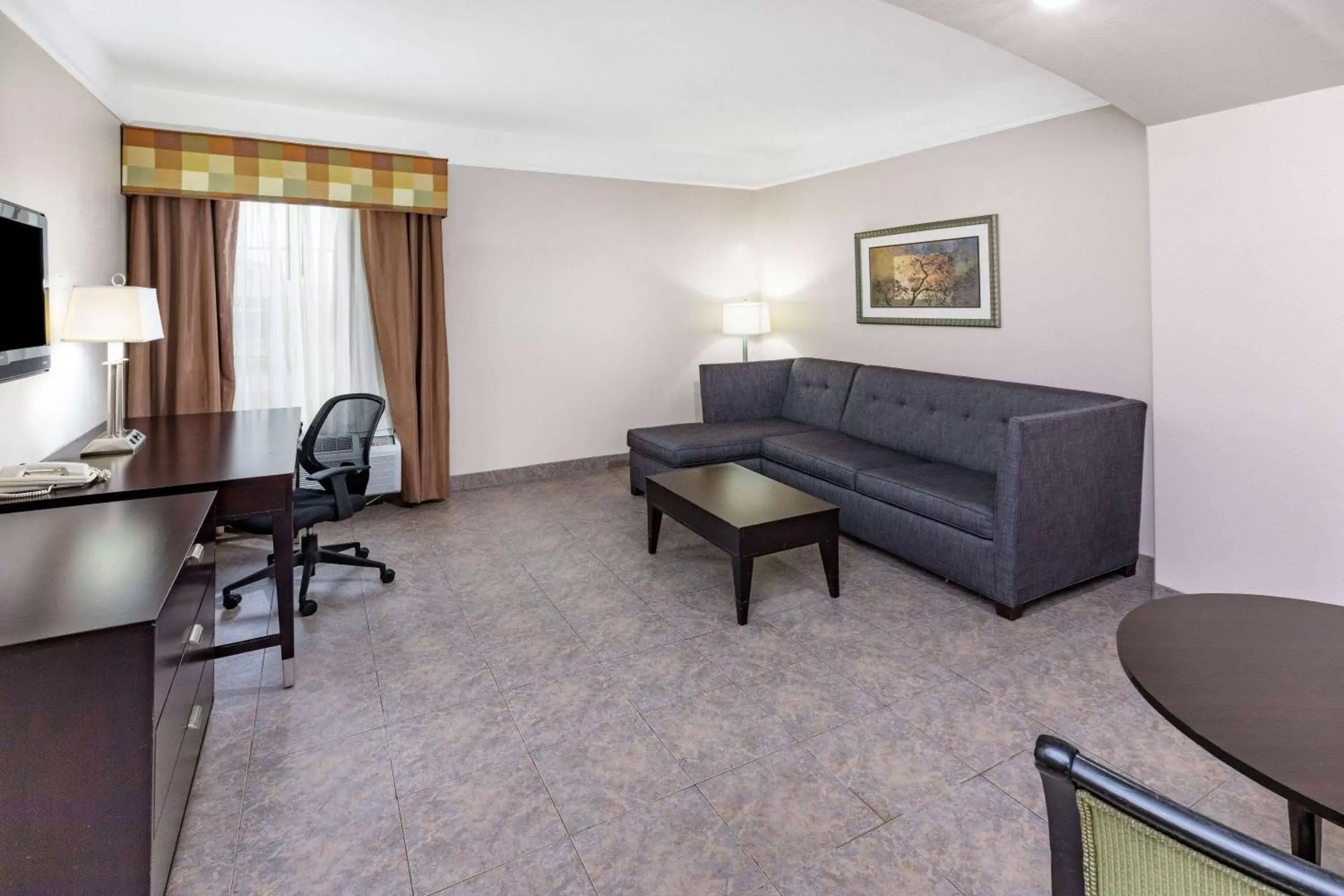 Bed, Seating Area in La Quinta Inn & Suites by Wyndham Pharr RGV Medical Center