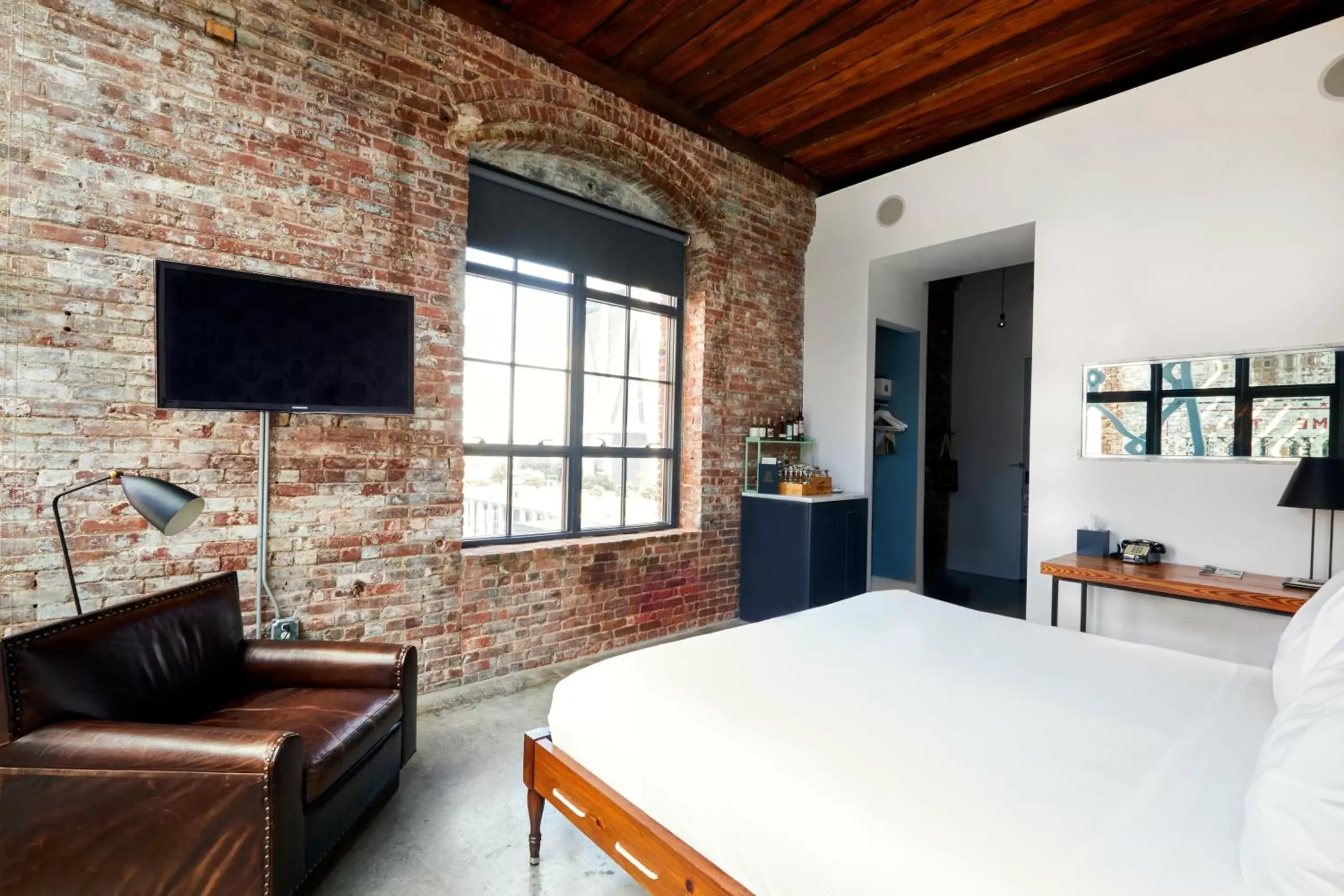 Bed, TV/Entertainment Center in Wythe Hotel