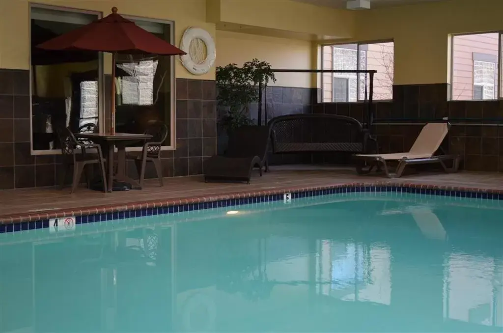 Swimming pool in Inn at Cross Keys Station Swimming pool in Inn at Cross Keys Station