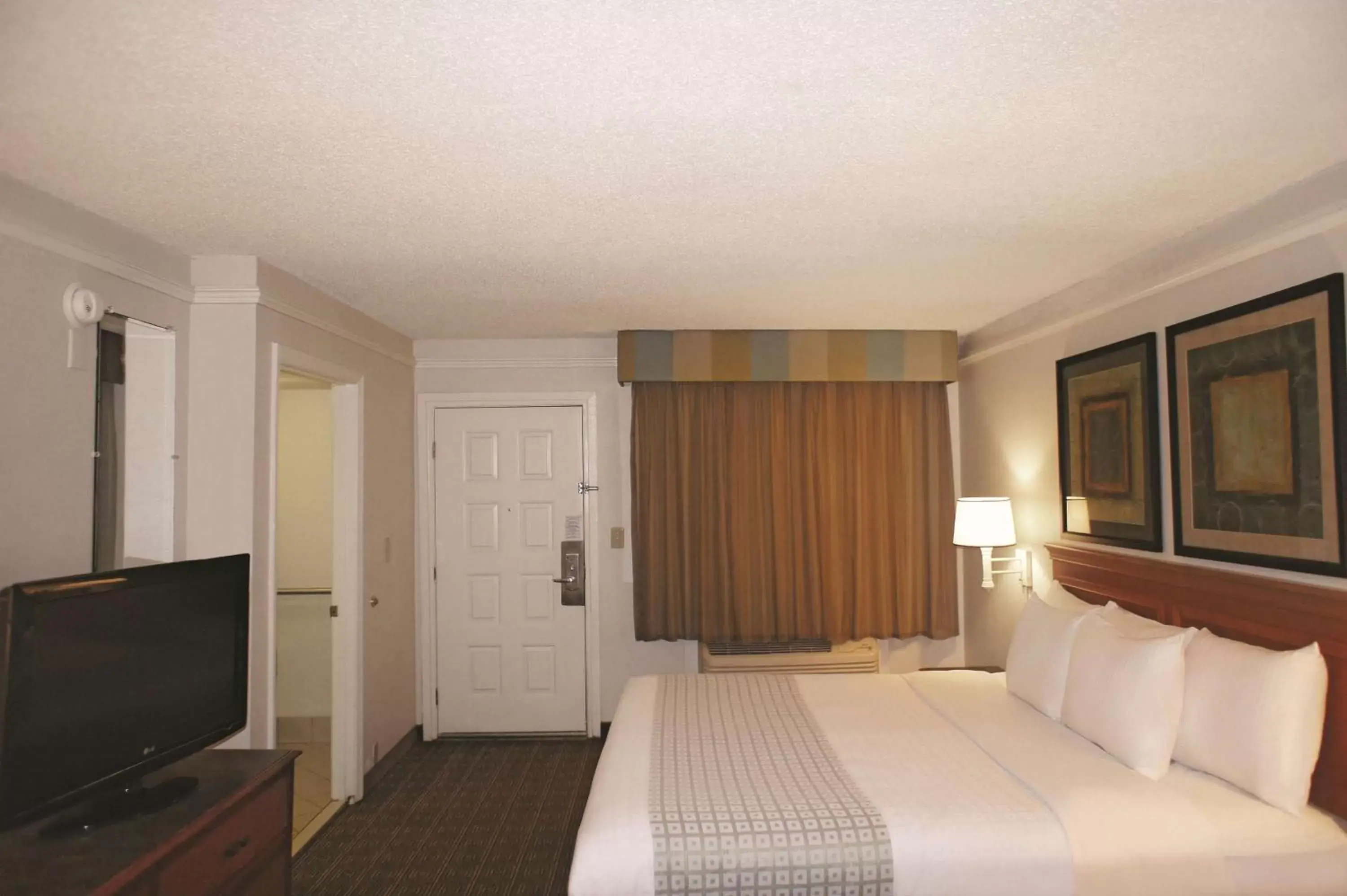 Photo of the whole room, Bed in La Quinta Inn by Wyndham Tallahassee North