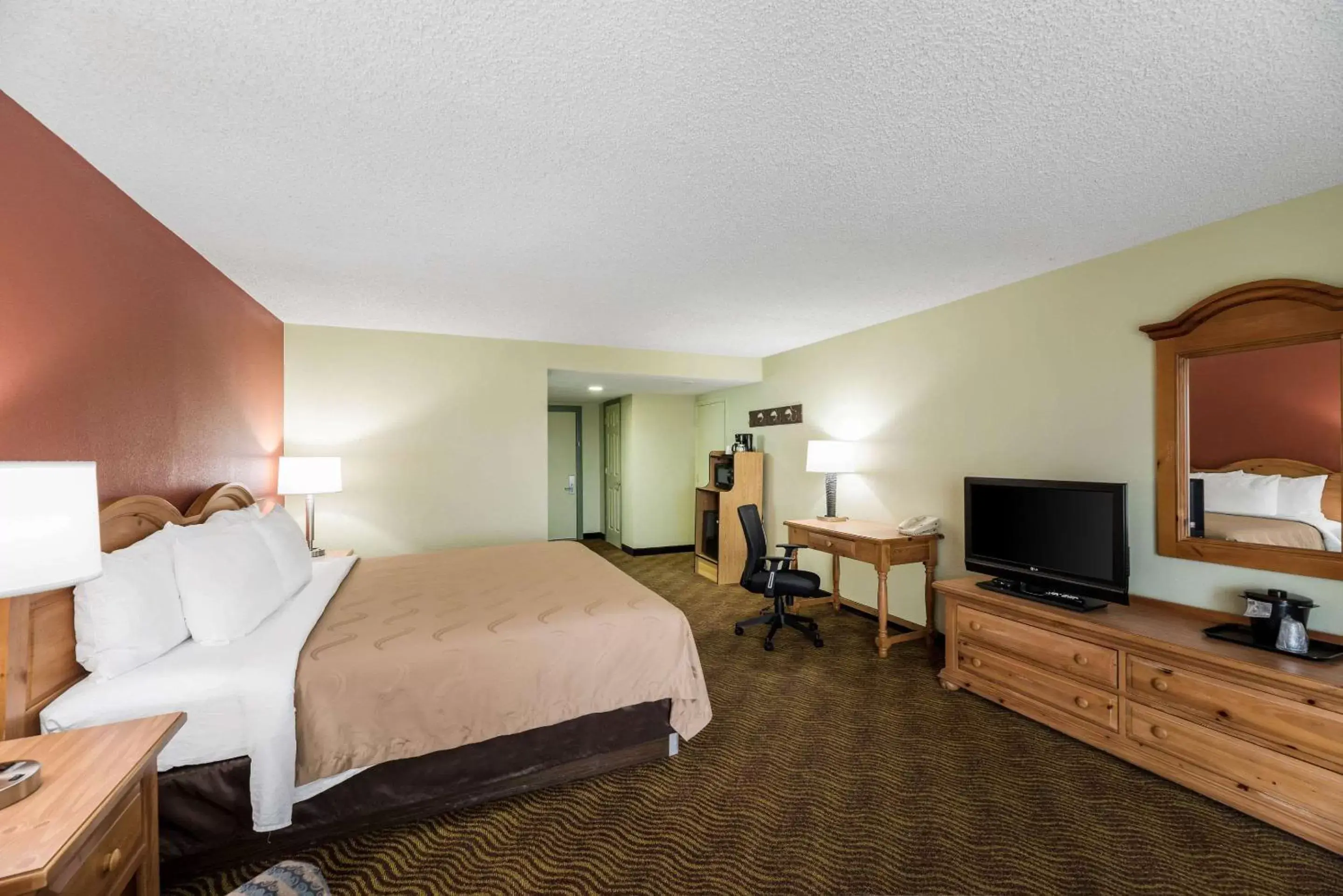 Photo of the whole room, TV/Entertainment Center in Quality Inn Payson