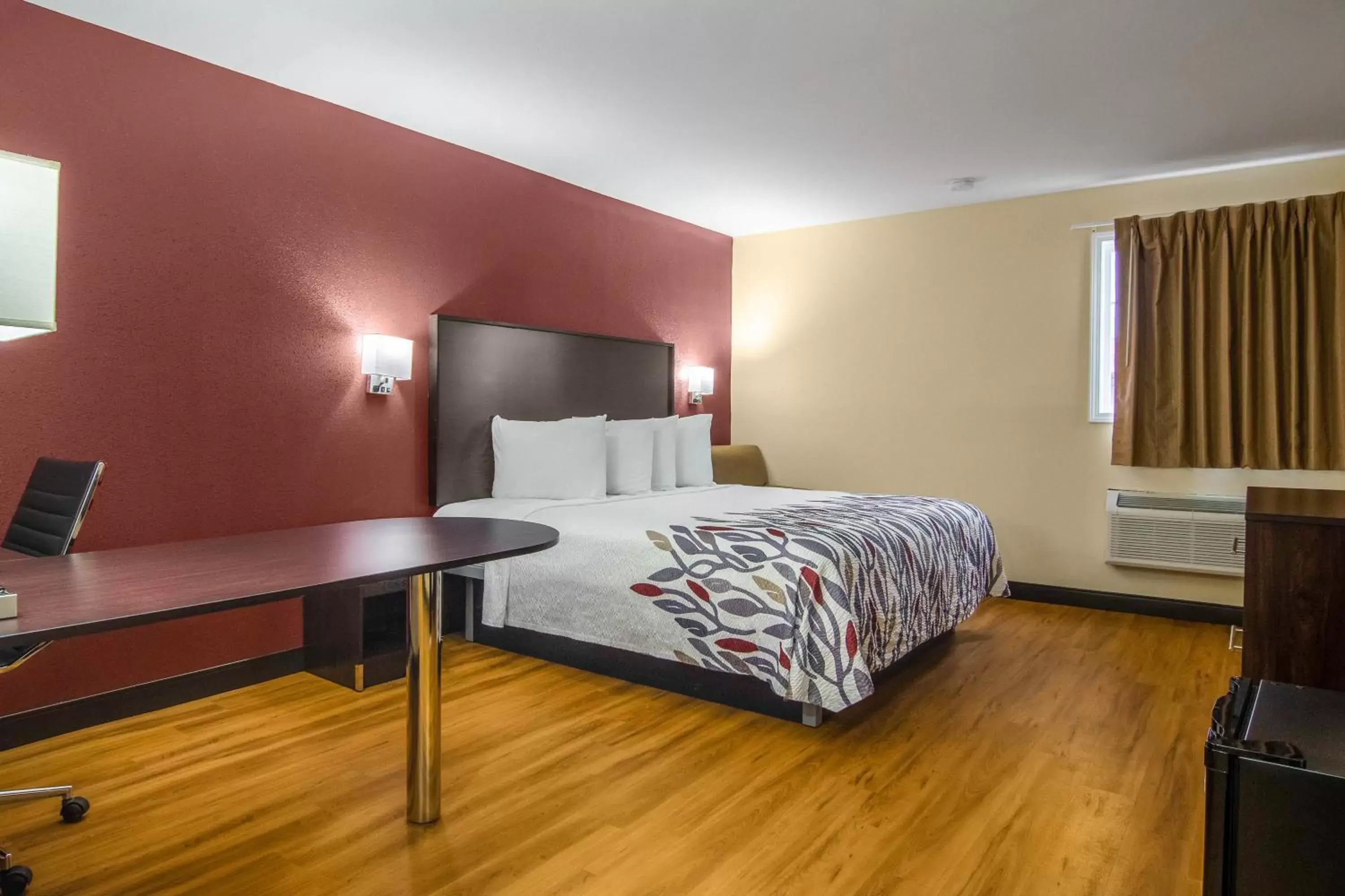 Photo of the whole room, Bed in Red Roof Inn Perrysburg