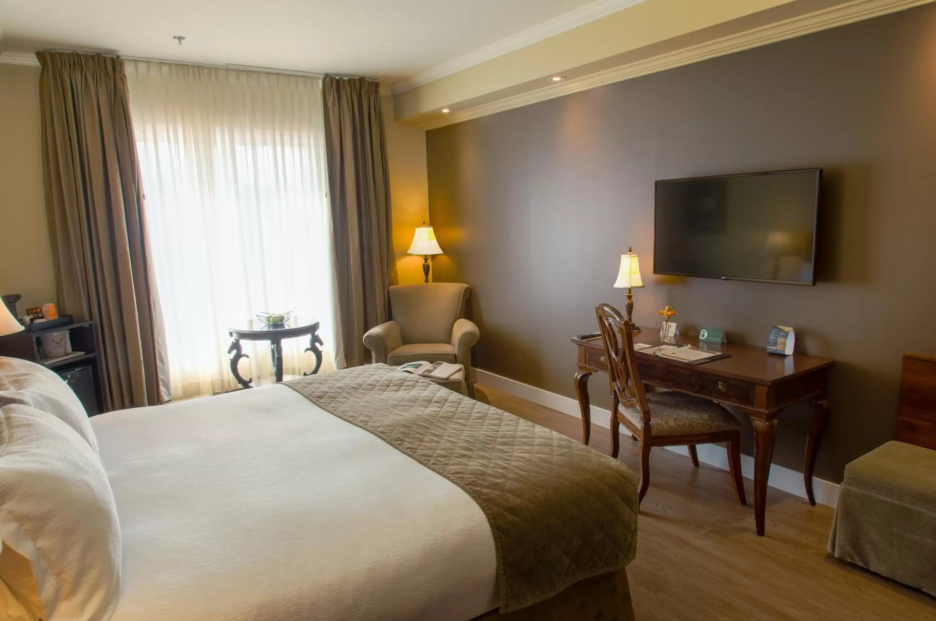 Bedroom, Bed in Hotel Brossard