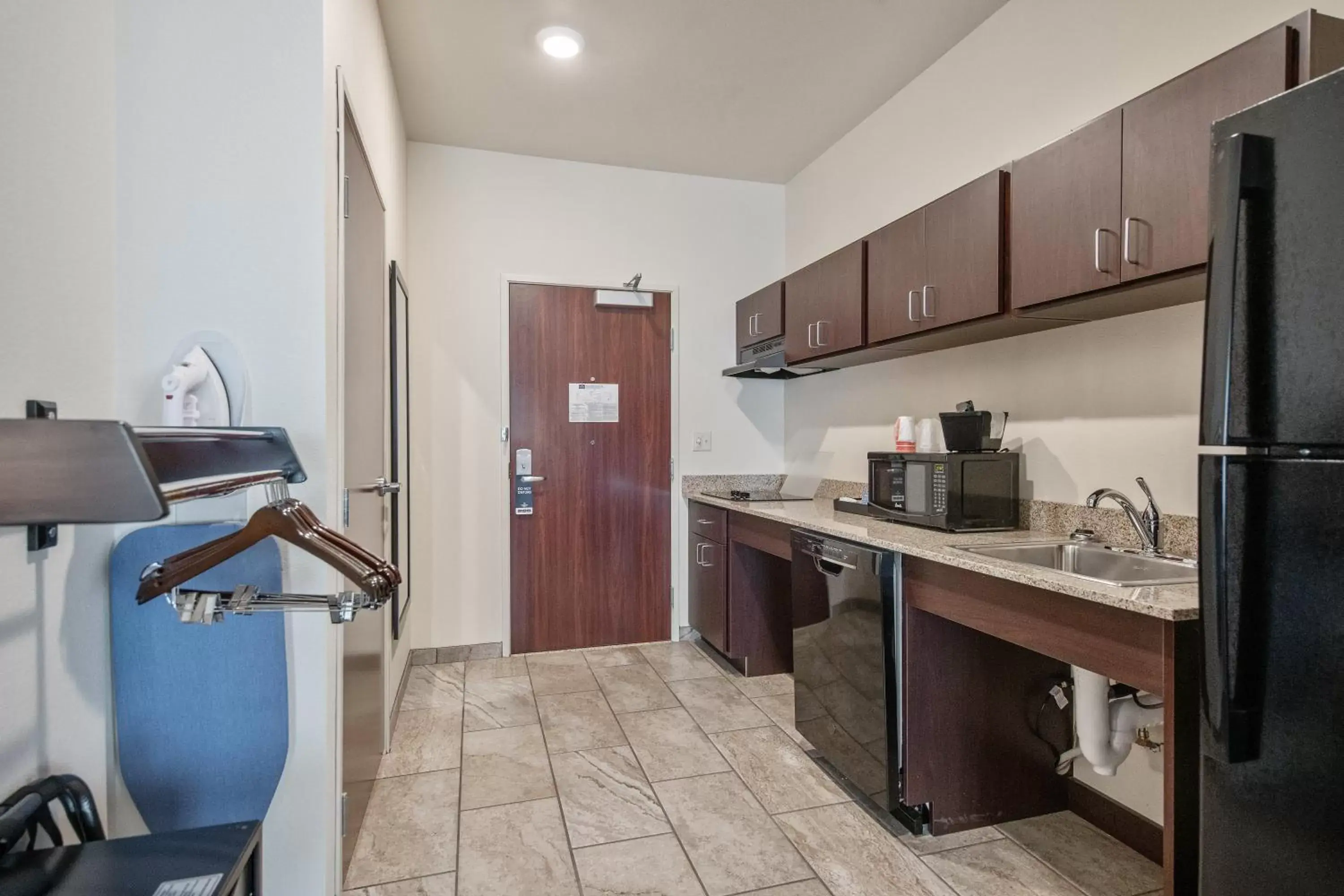 Kitchen or kitchenette, Kitchen/Kitchenette in Cobblestone Hotel & Suites - Austin