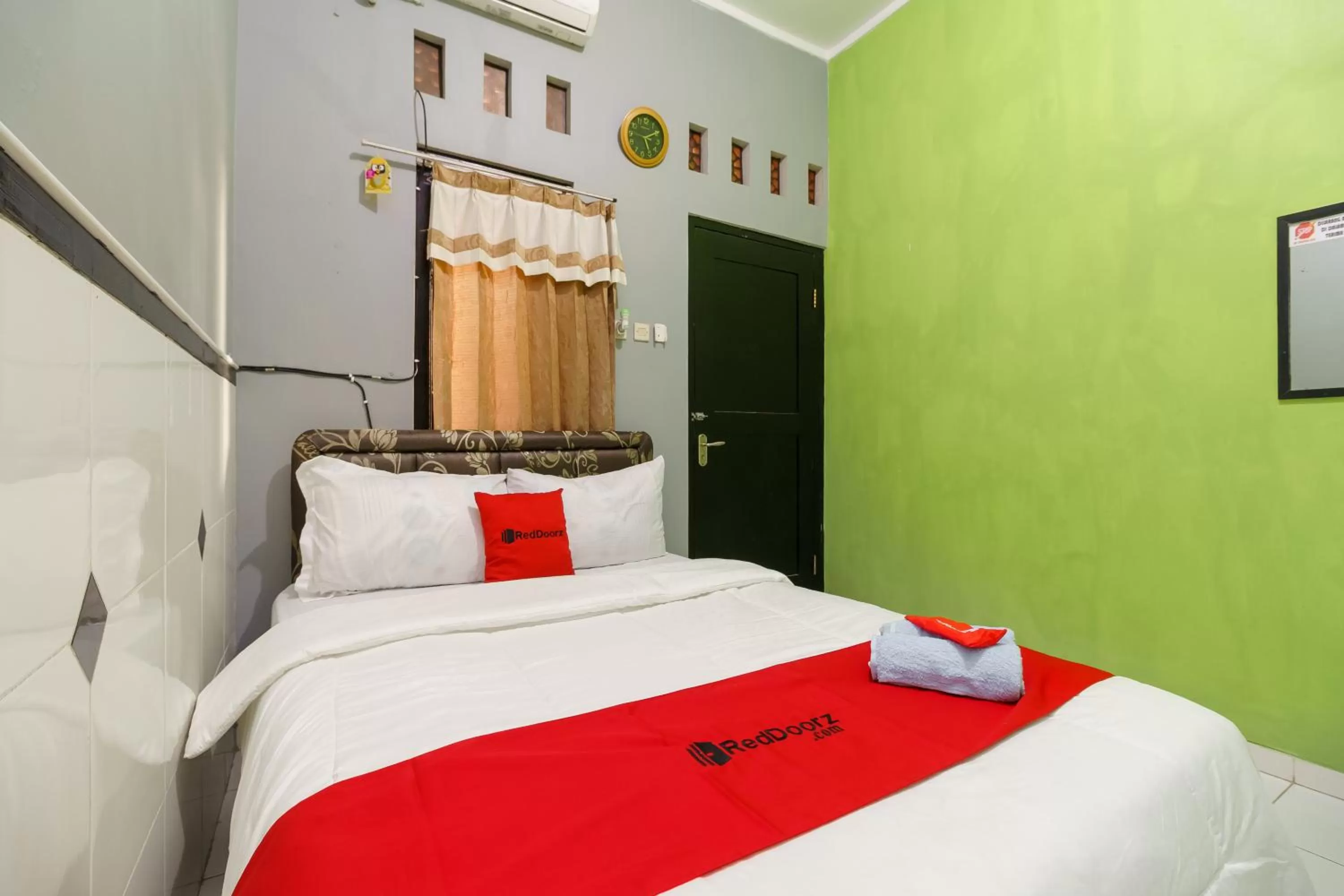 Bed in RedDoorz Syariah near Ciledug Station