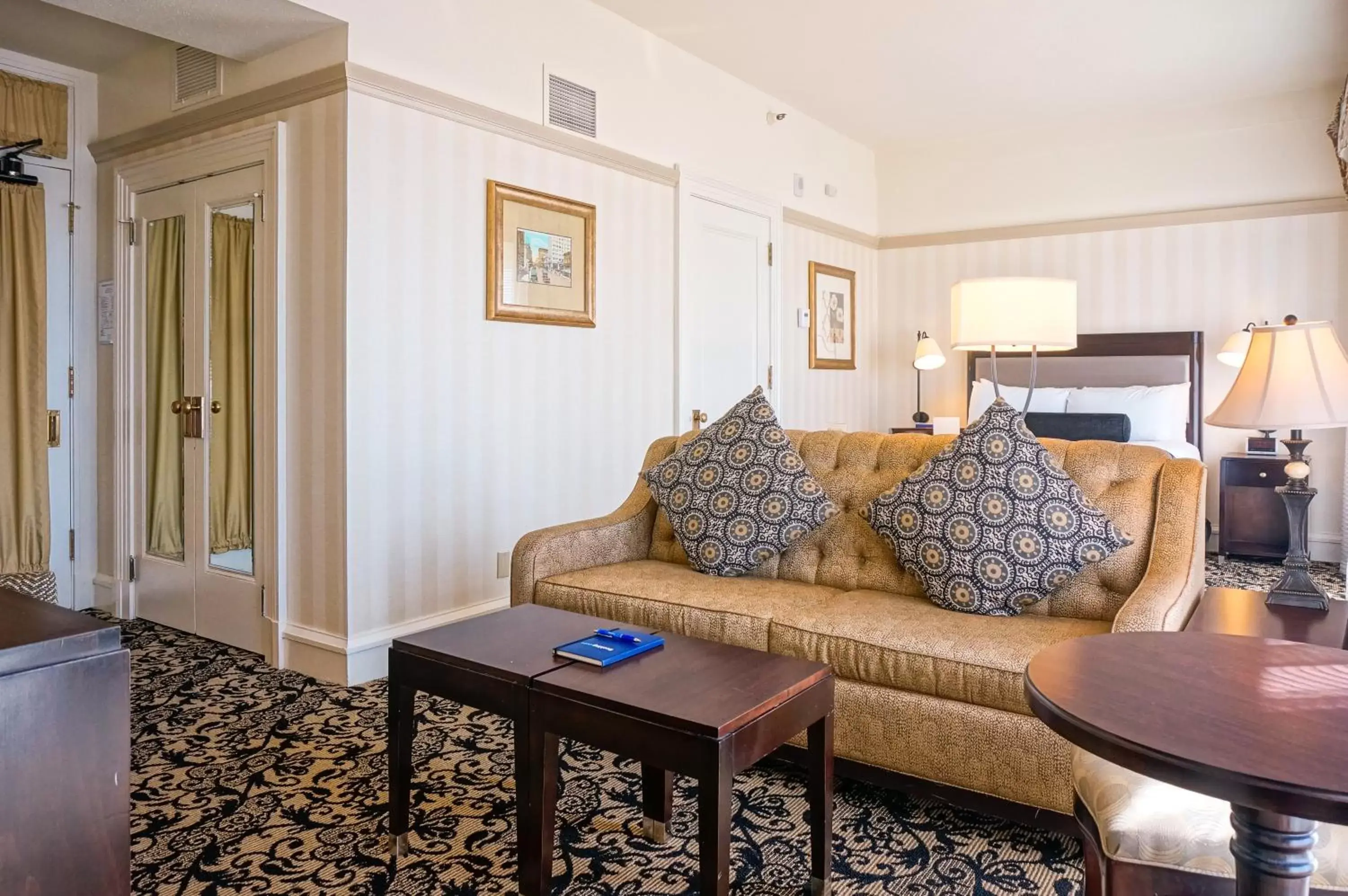 Living room, Seating Area in Gaslamp Plaza Suites