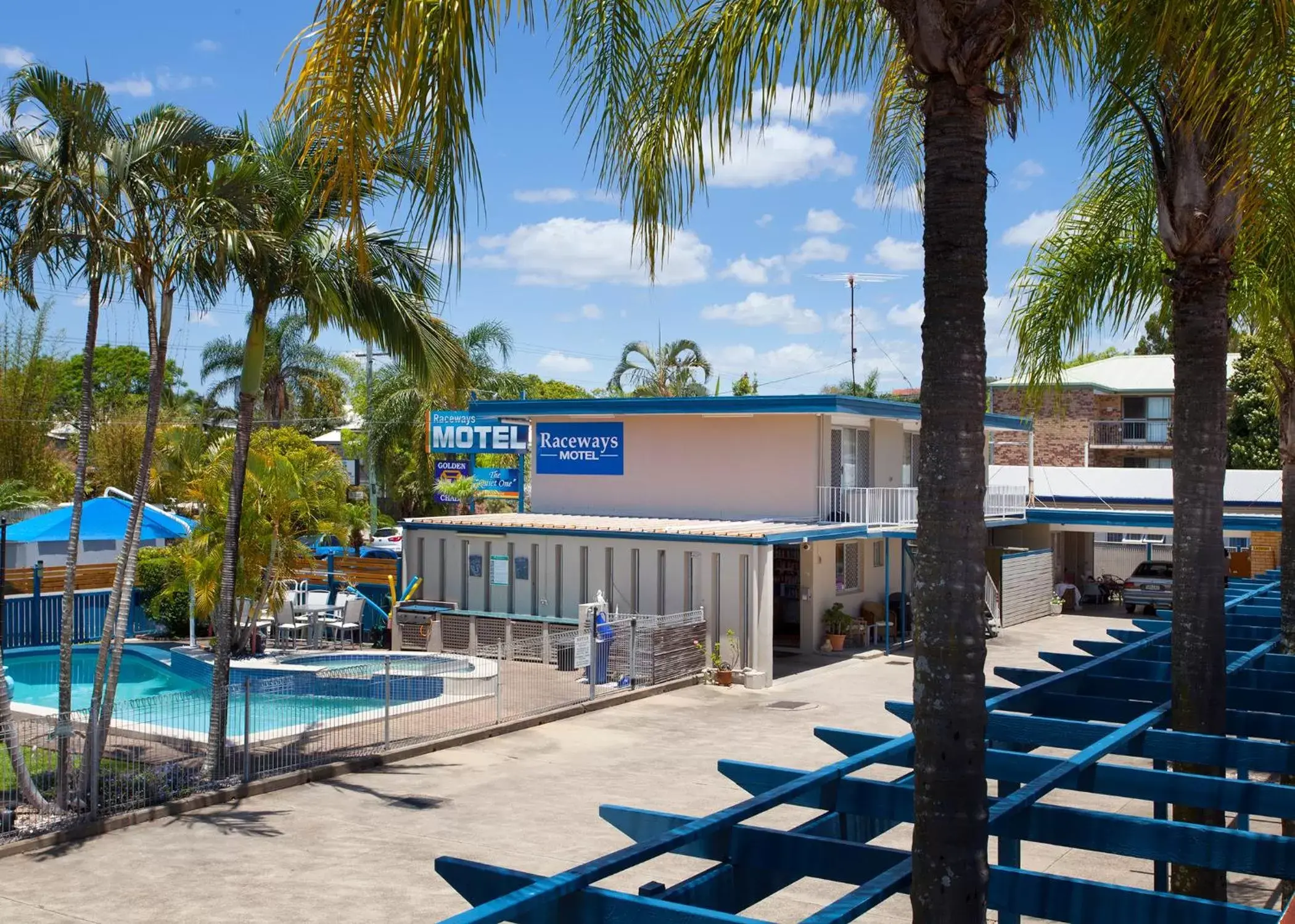 Facade/entrance, Swimming Pool in Raceways Motel