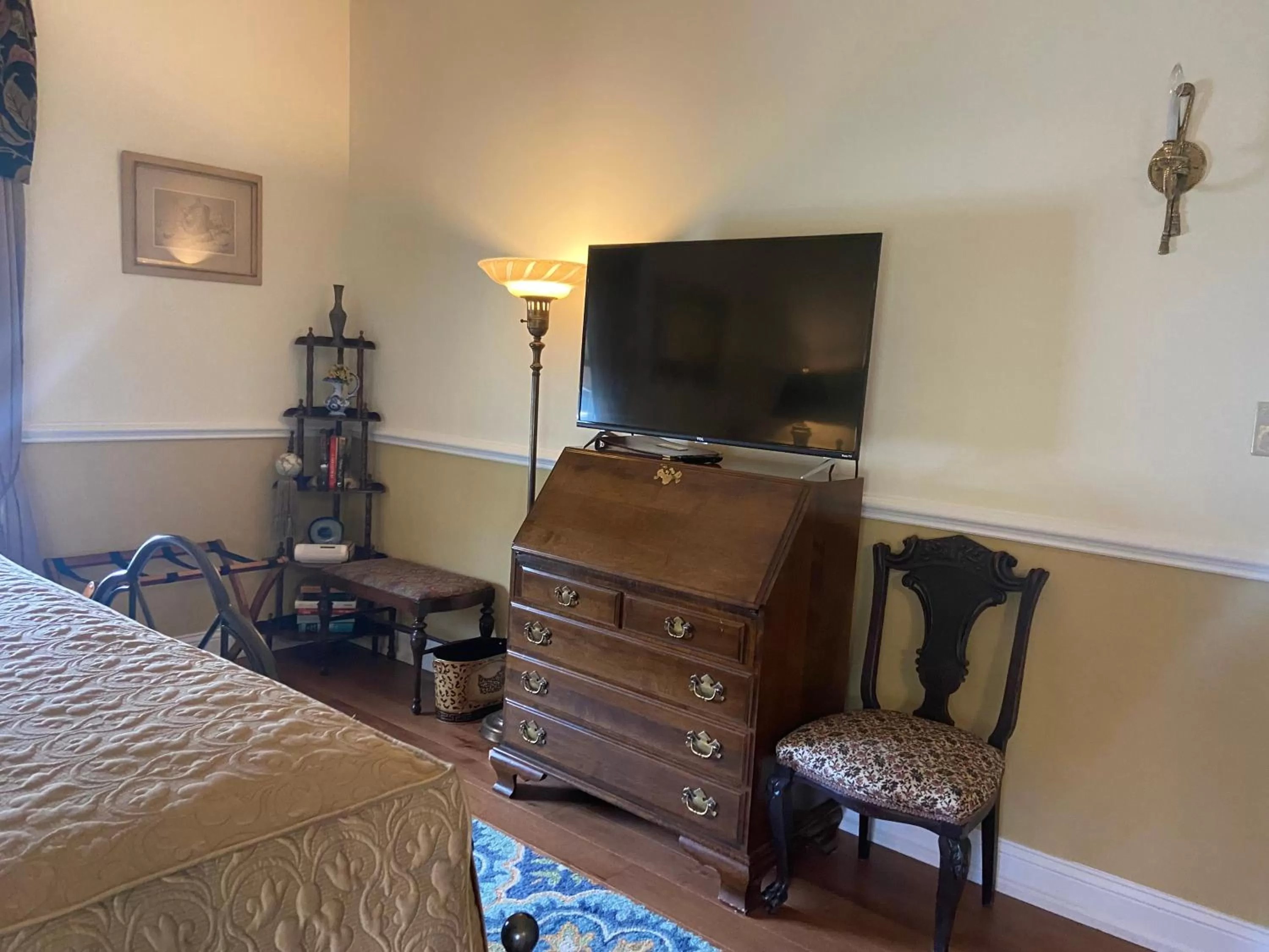 TV and multimedia in The Cypress Inn