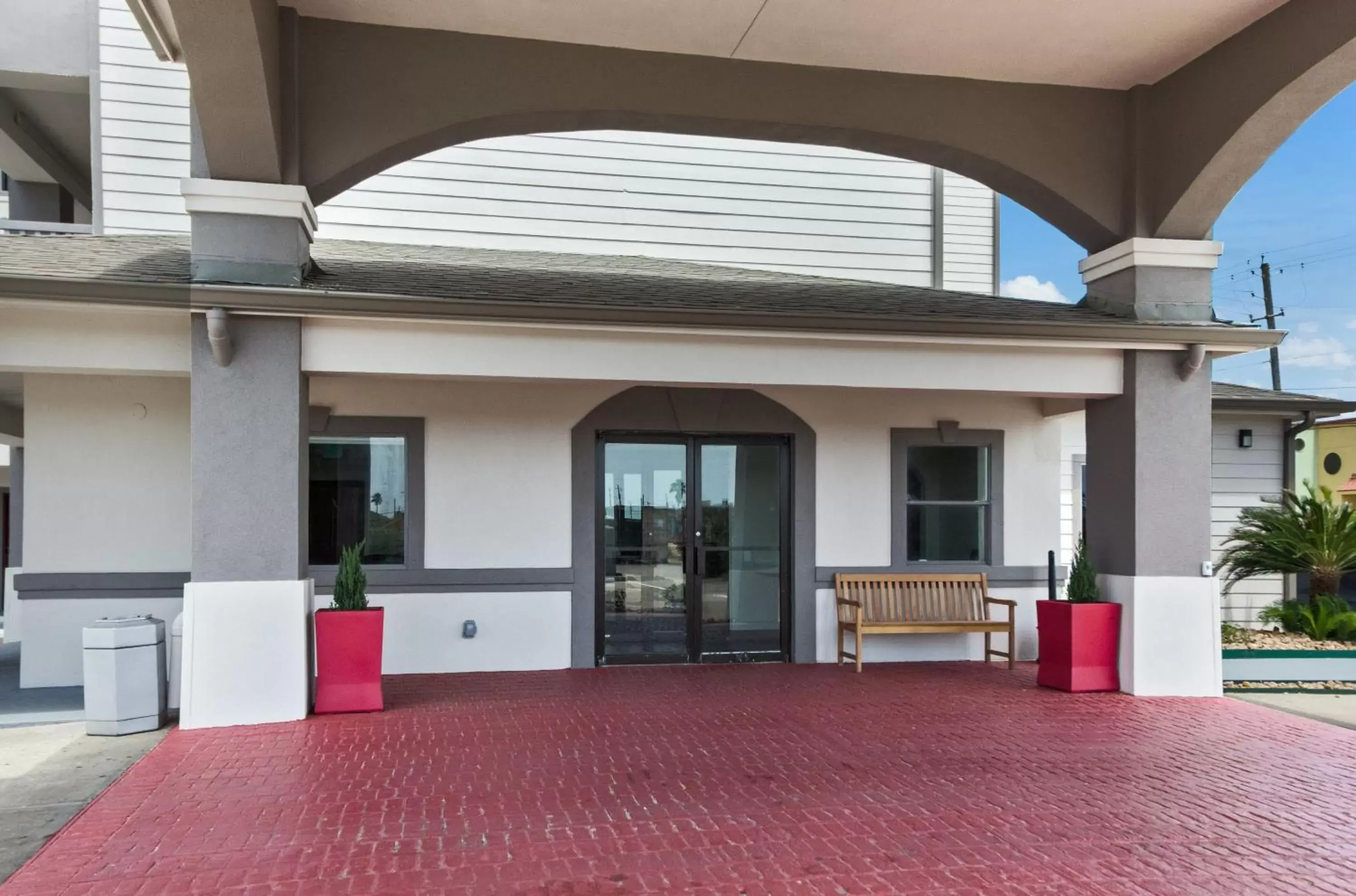 Property building in Red Roof Inn PLUS + Galveston - Beachfront